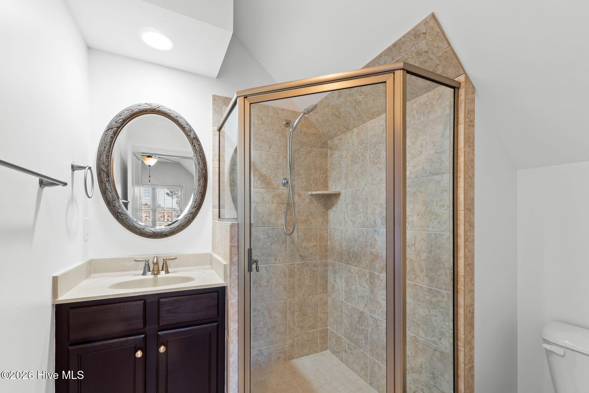 100547610 | Photo 30