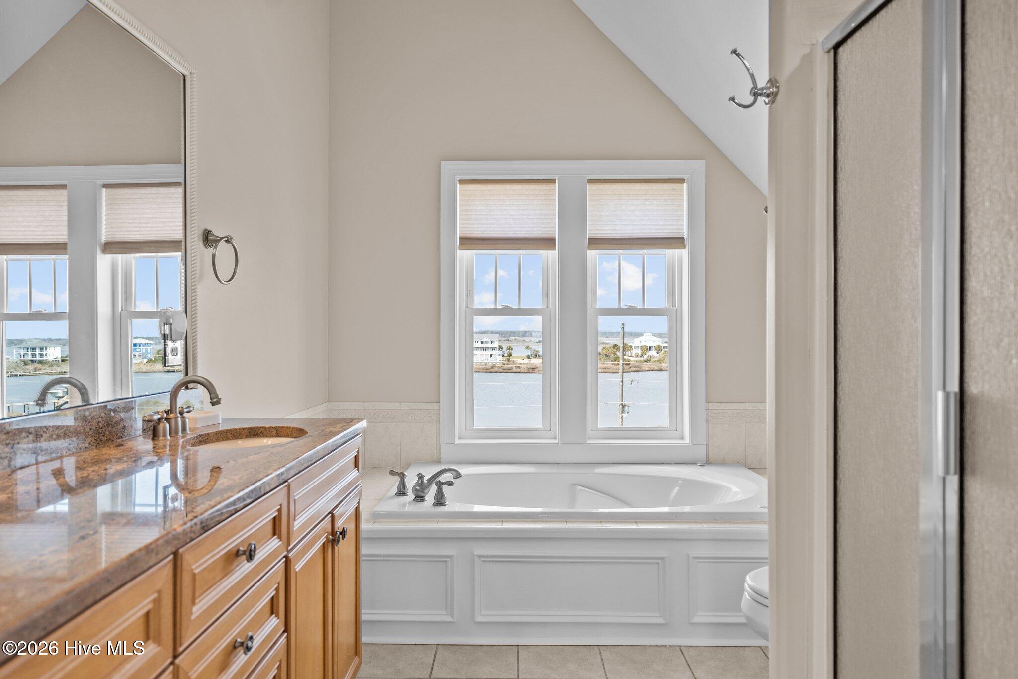 100562244 | Photo 43