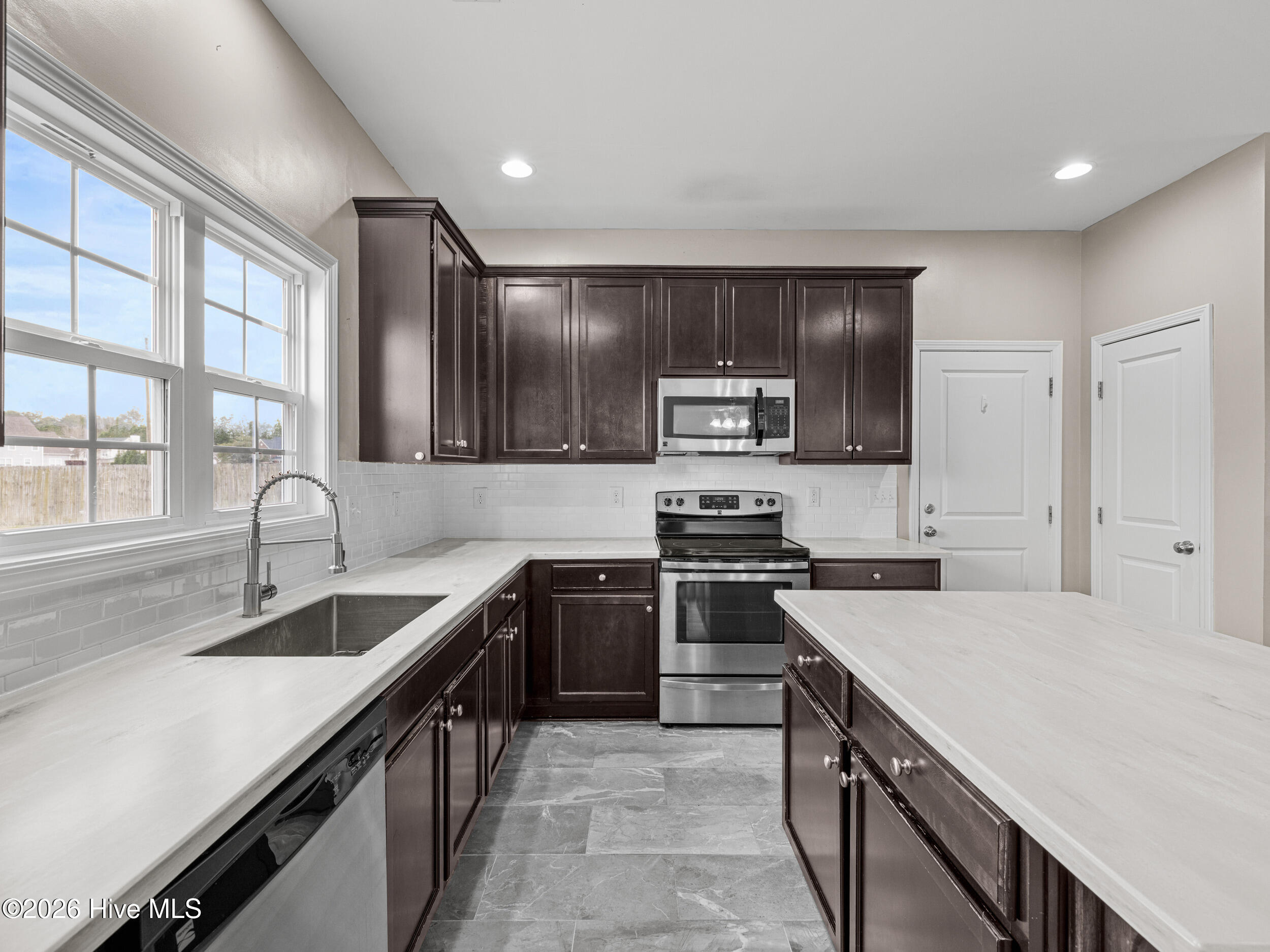 100547442 | Photo 22