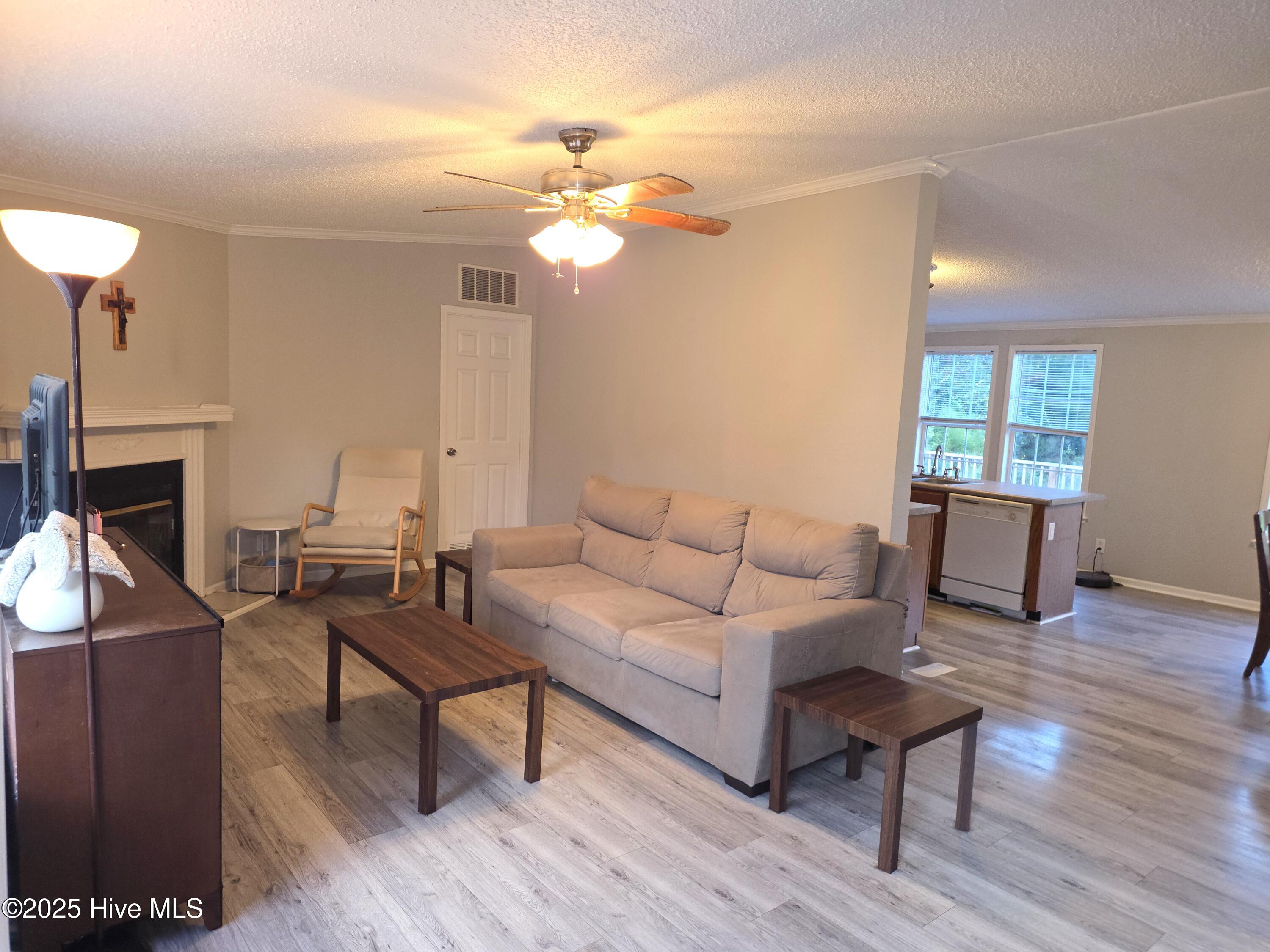 100528140 | Photo 12