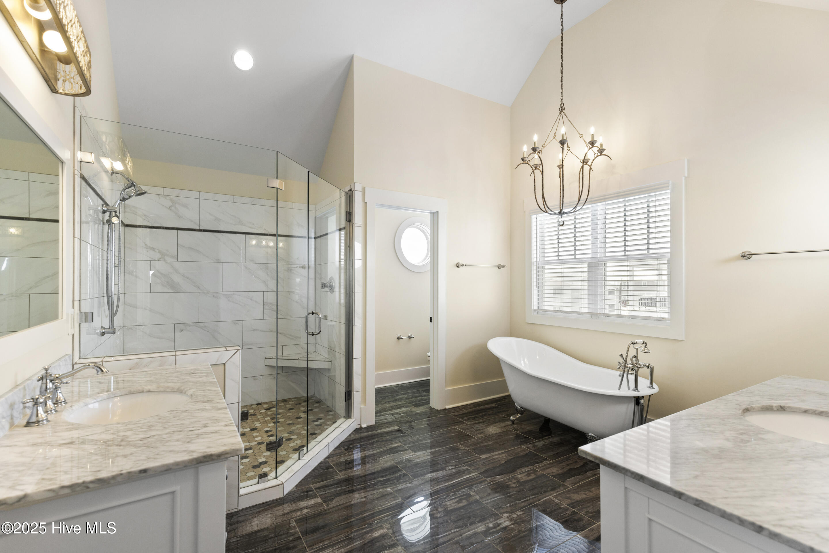 100546284 | Photo 46