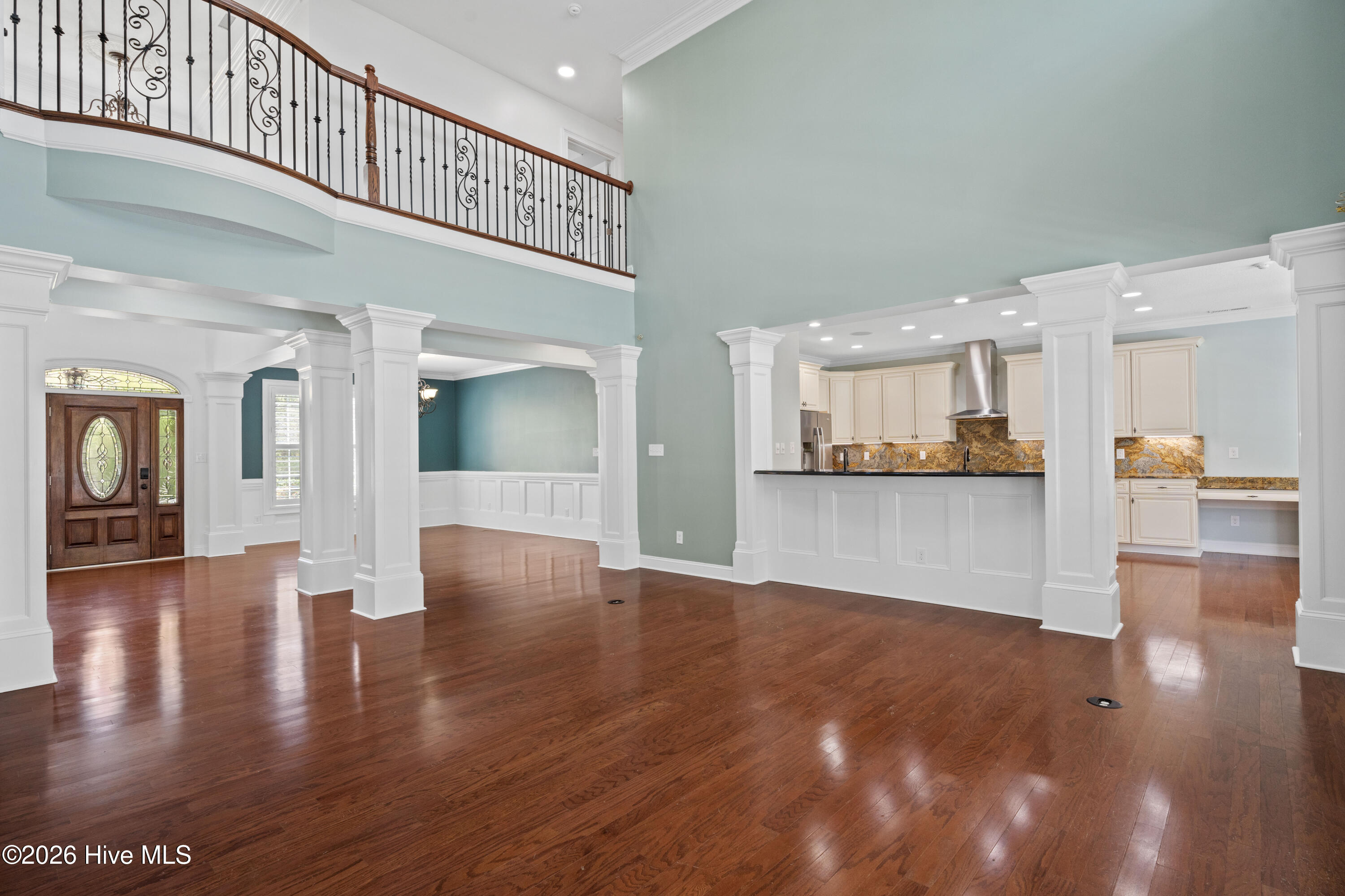 100565289 | Photo 16