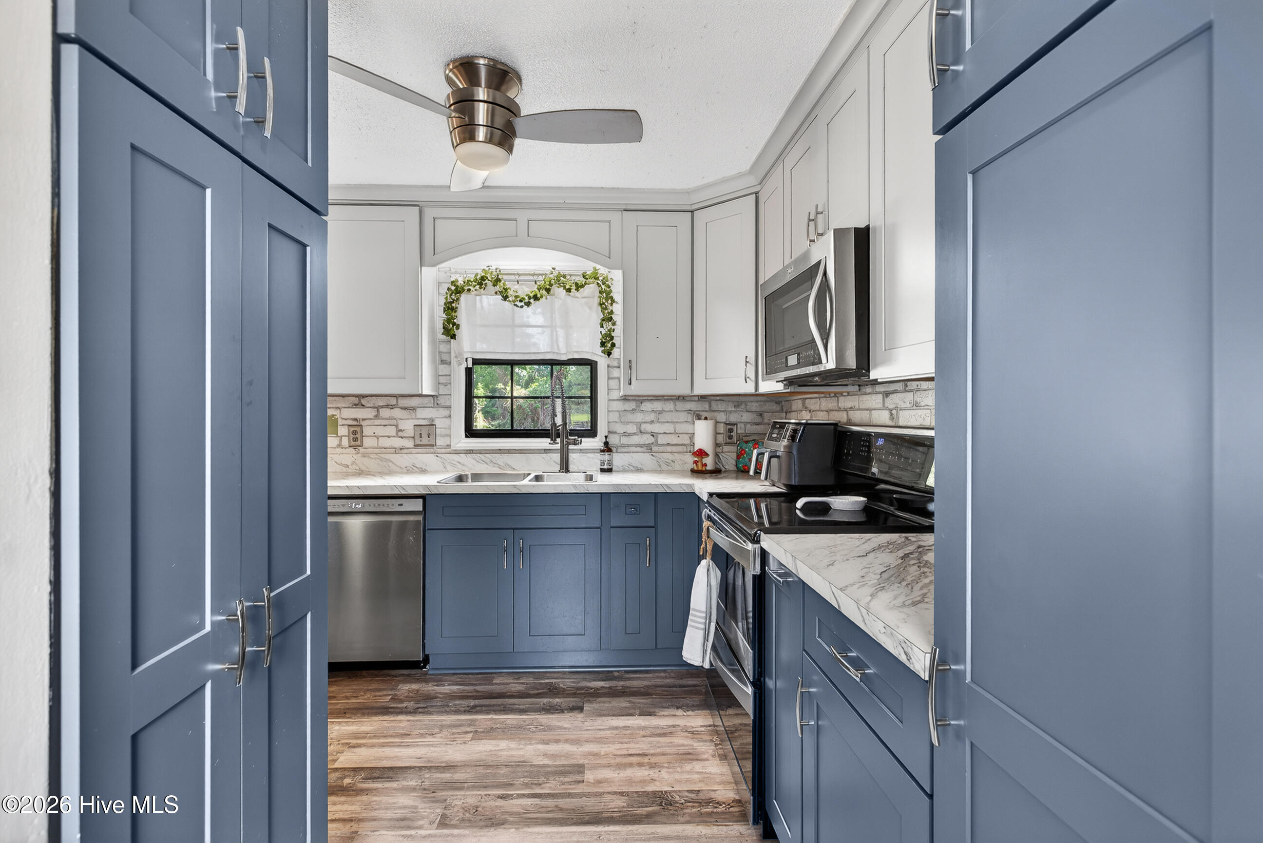 100570102 | Photo 10