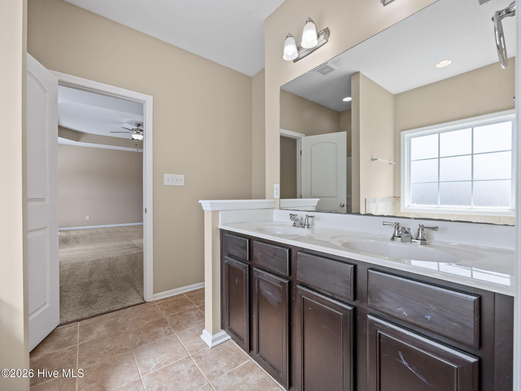 100568033 | Photo 16