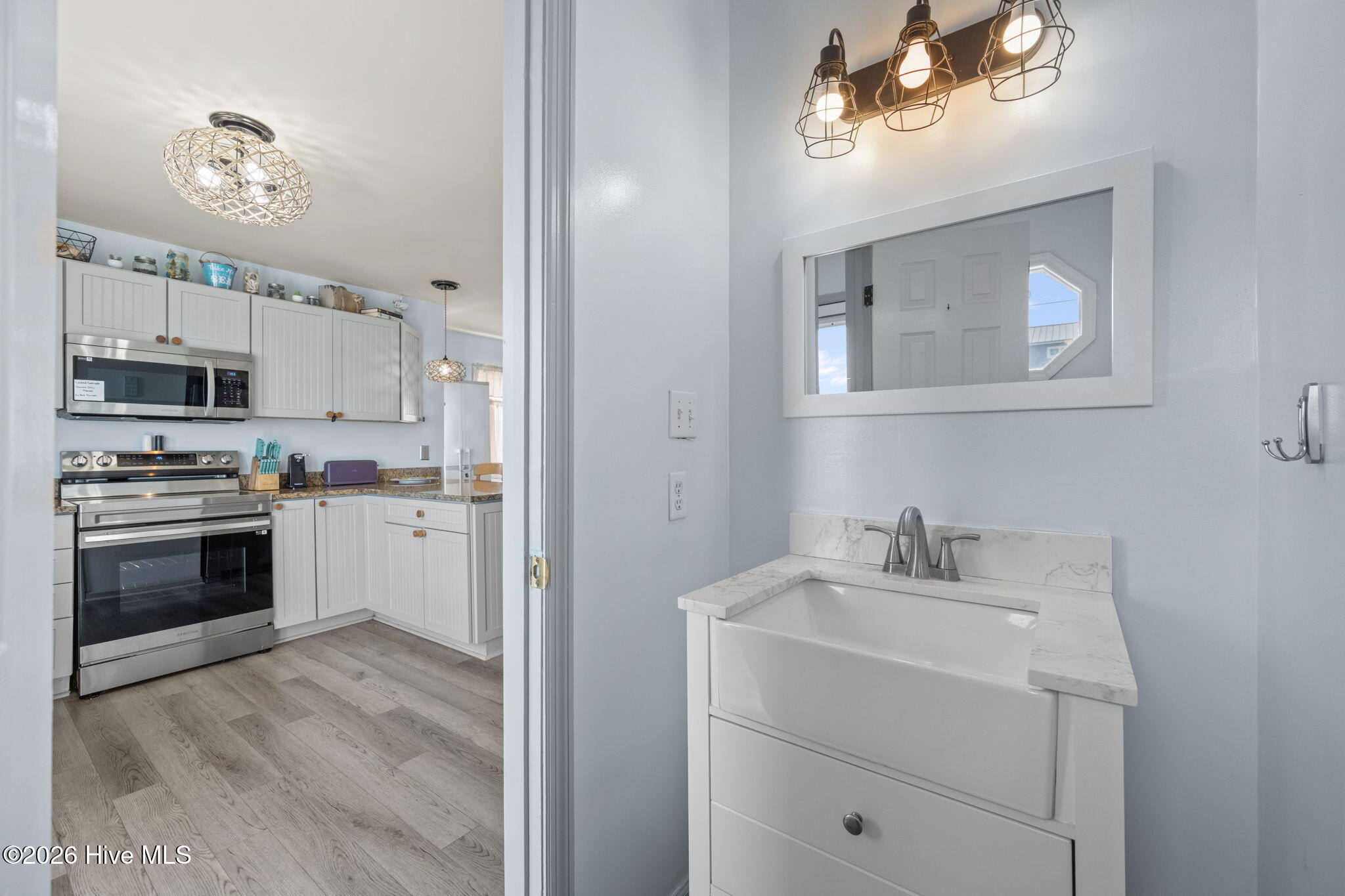 100560162 | Photo 19