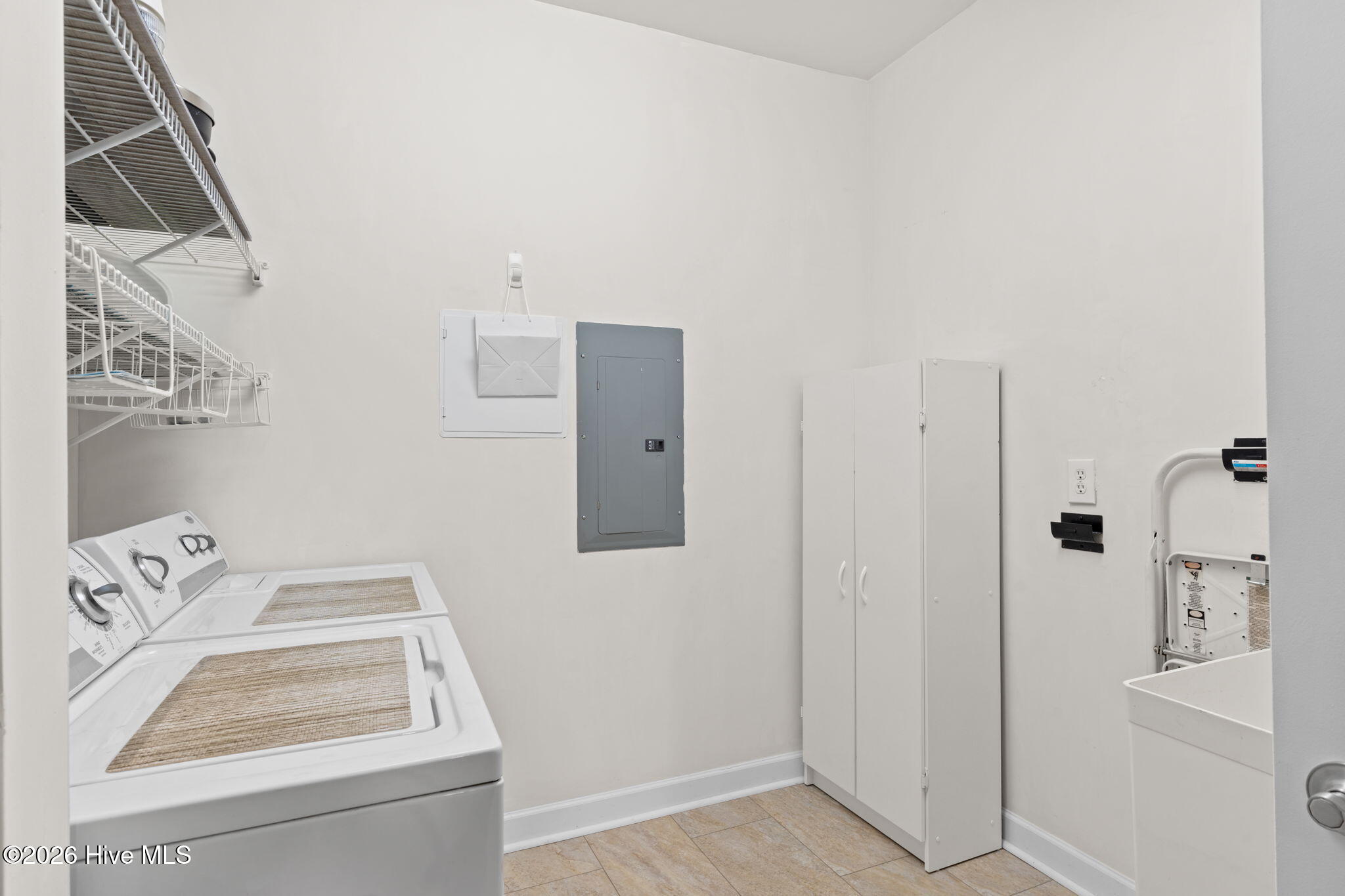 100548351 | Photo 12