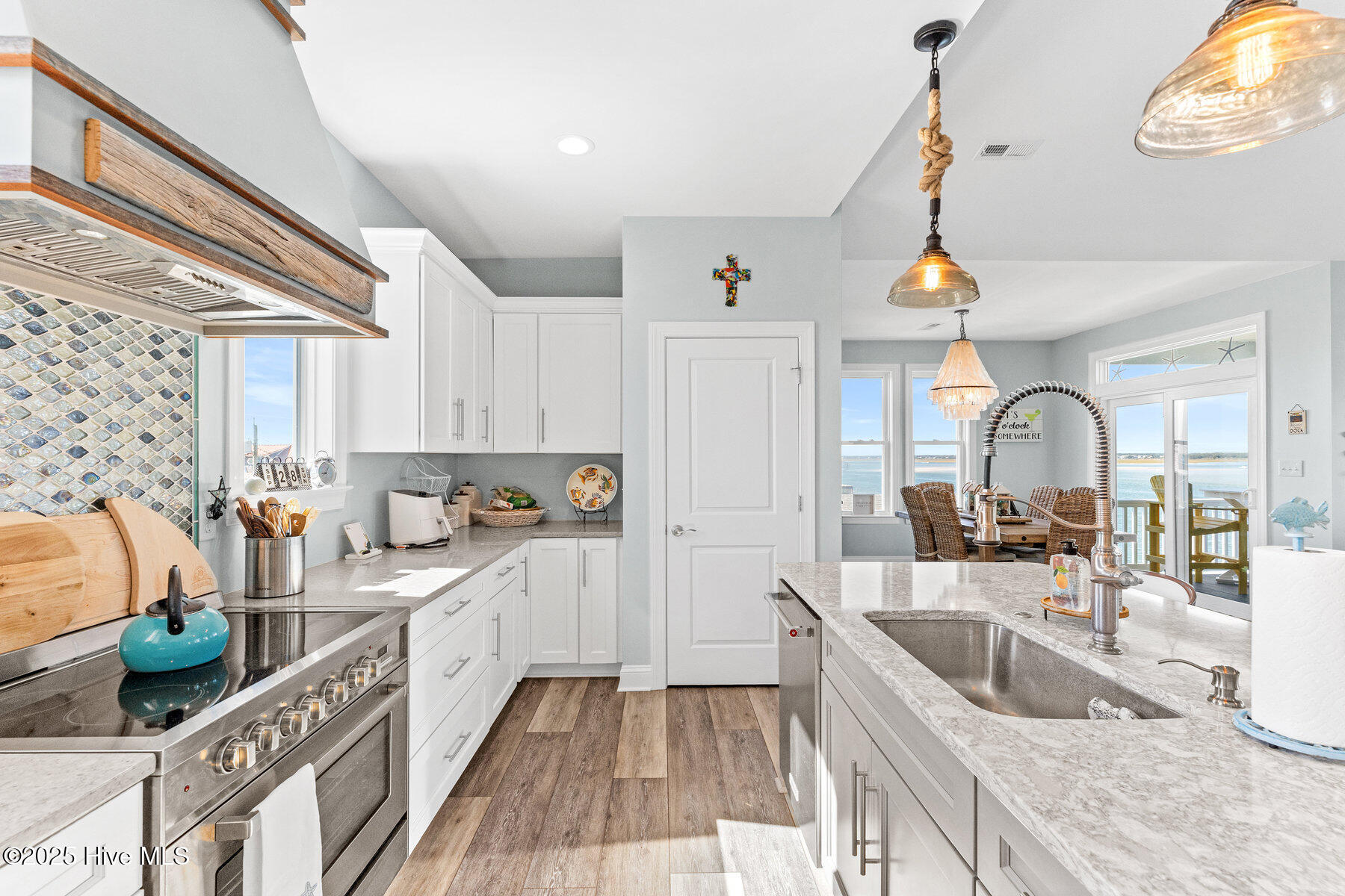 100538043 | Photo 12