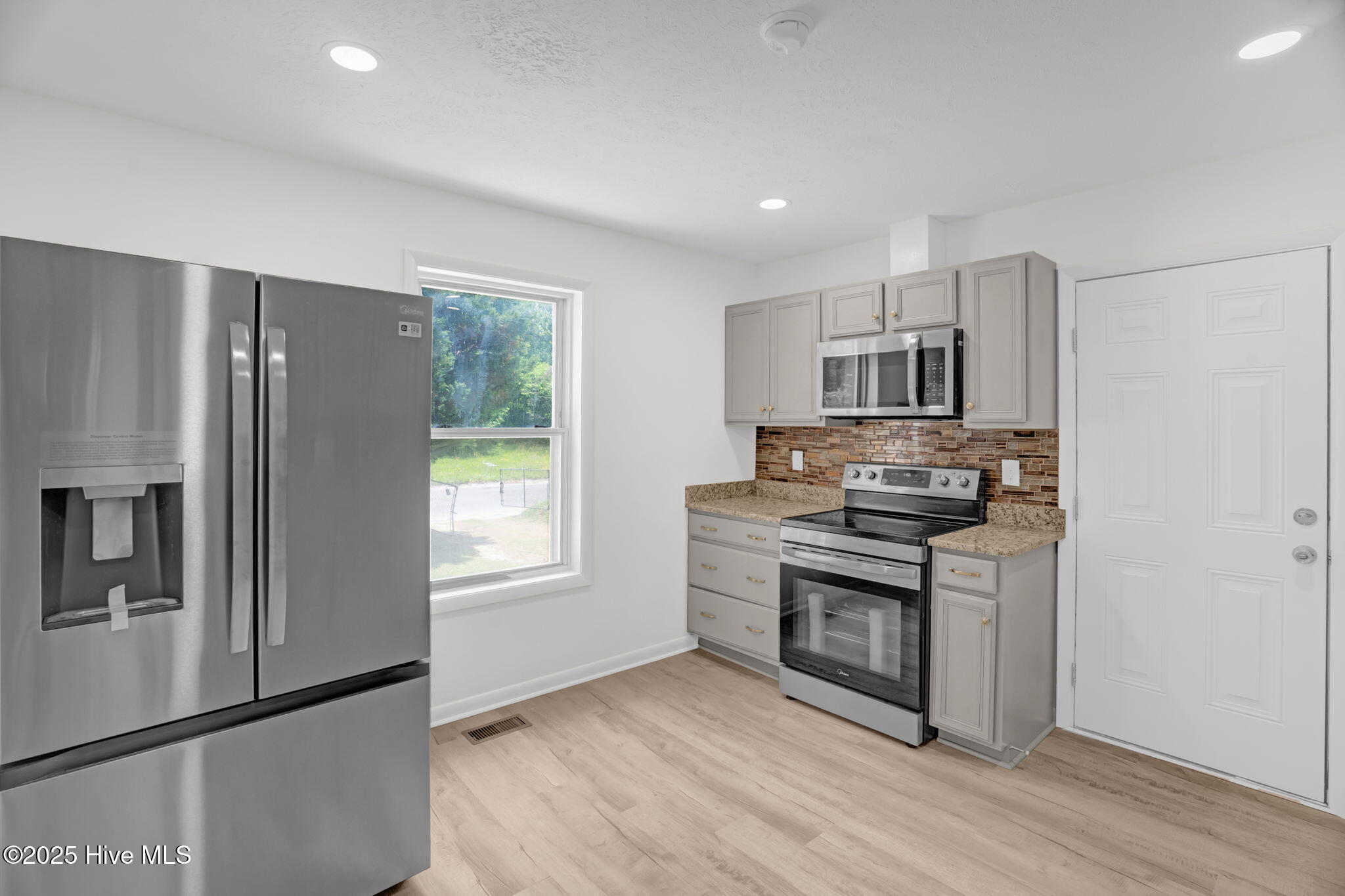 10-web-or-mls-811 Crawford St-10