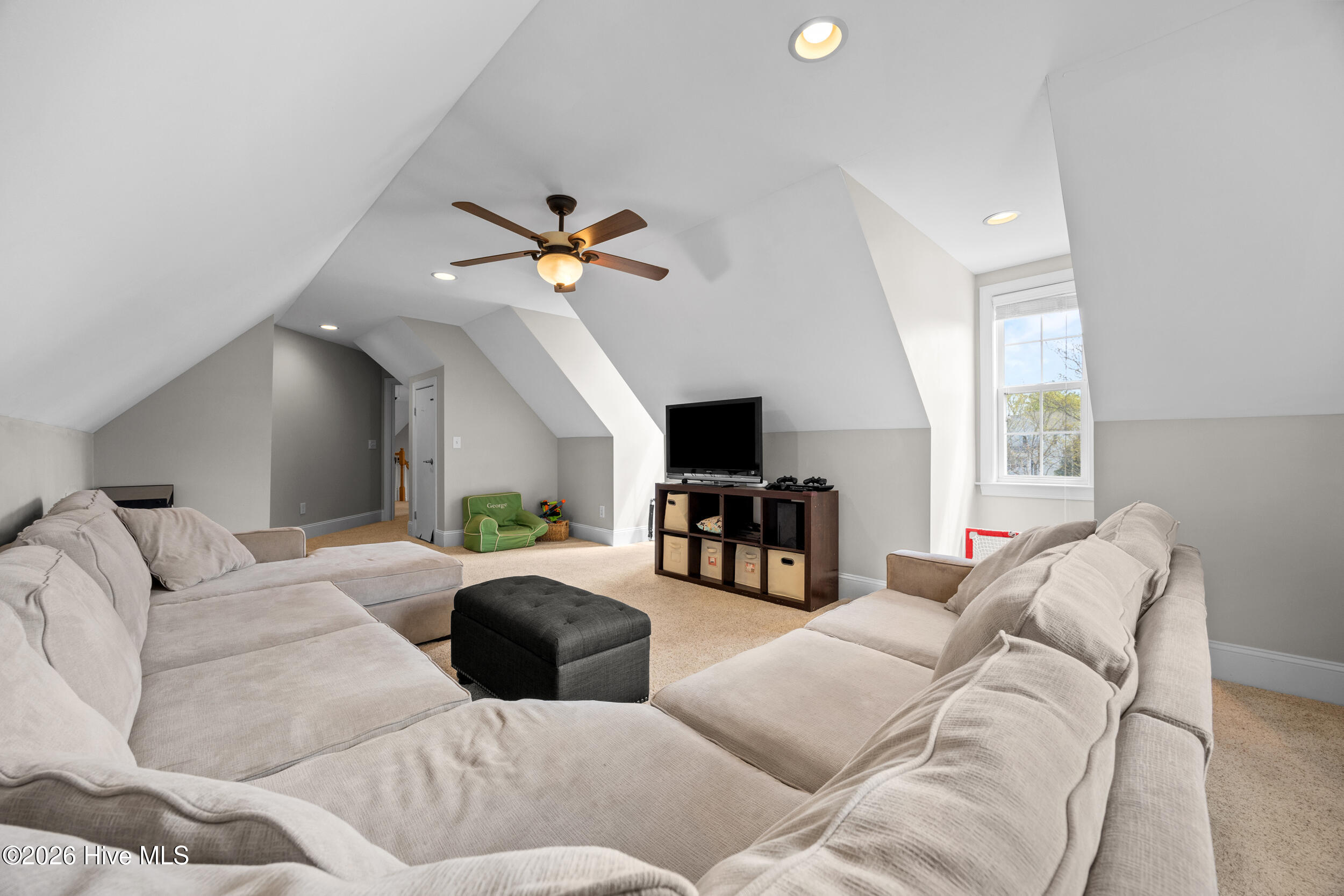 100565771 | Photo 44