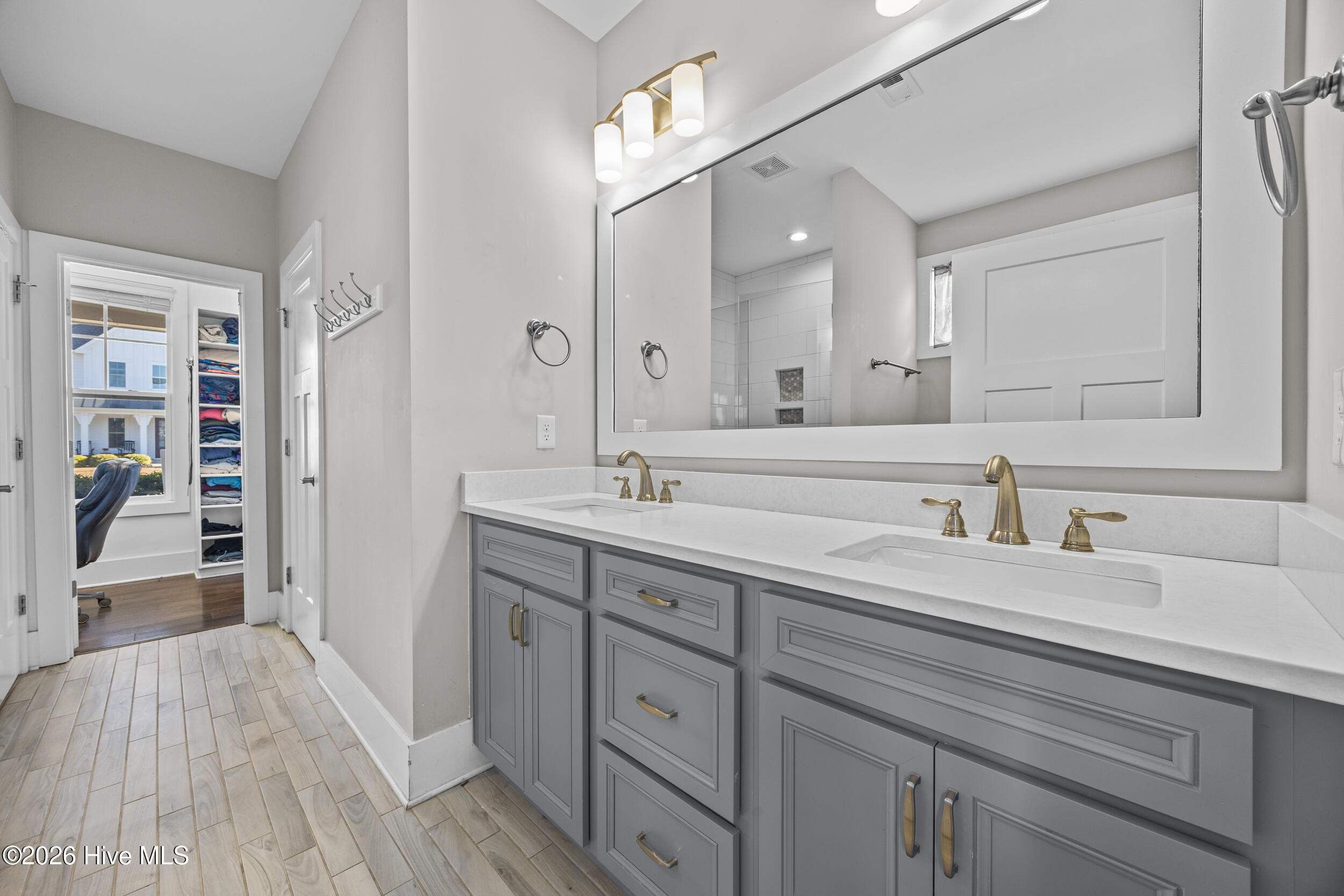 100551925 | Photo 15