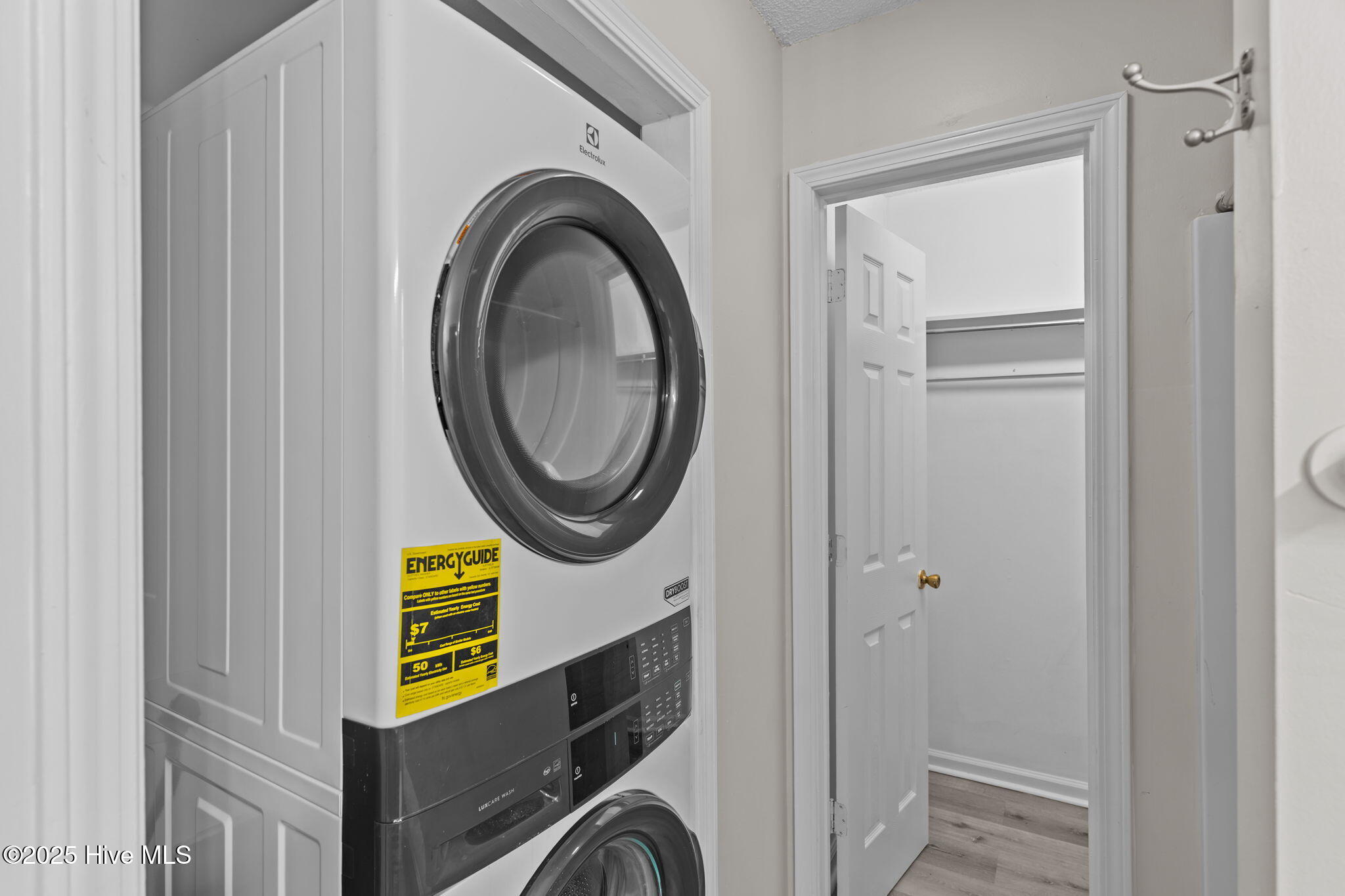 100534233 | Photo 23