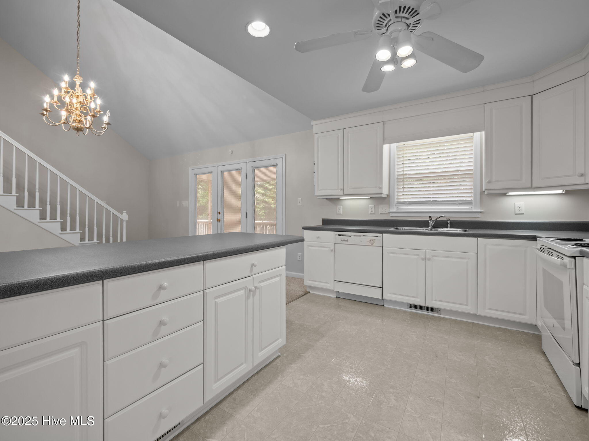 100536740 | Photo 13