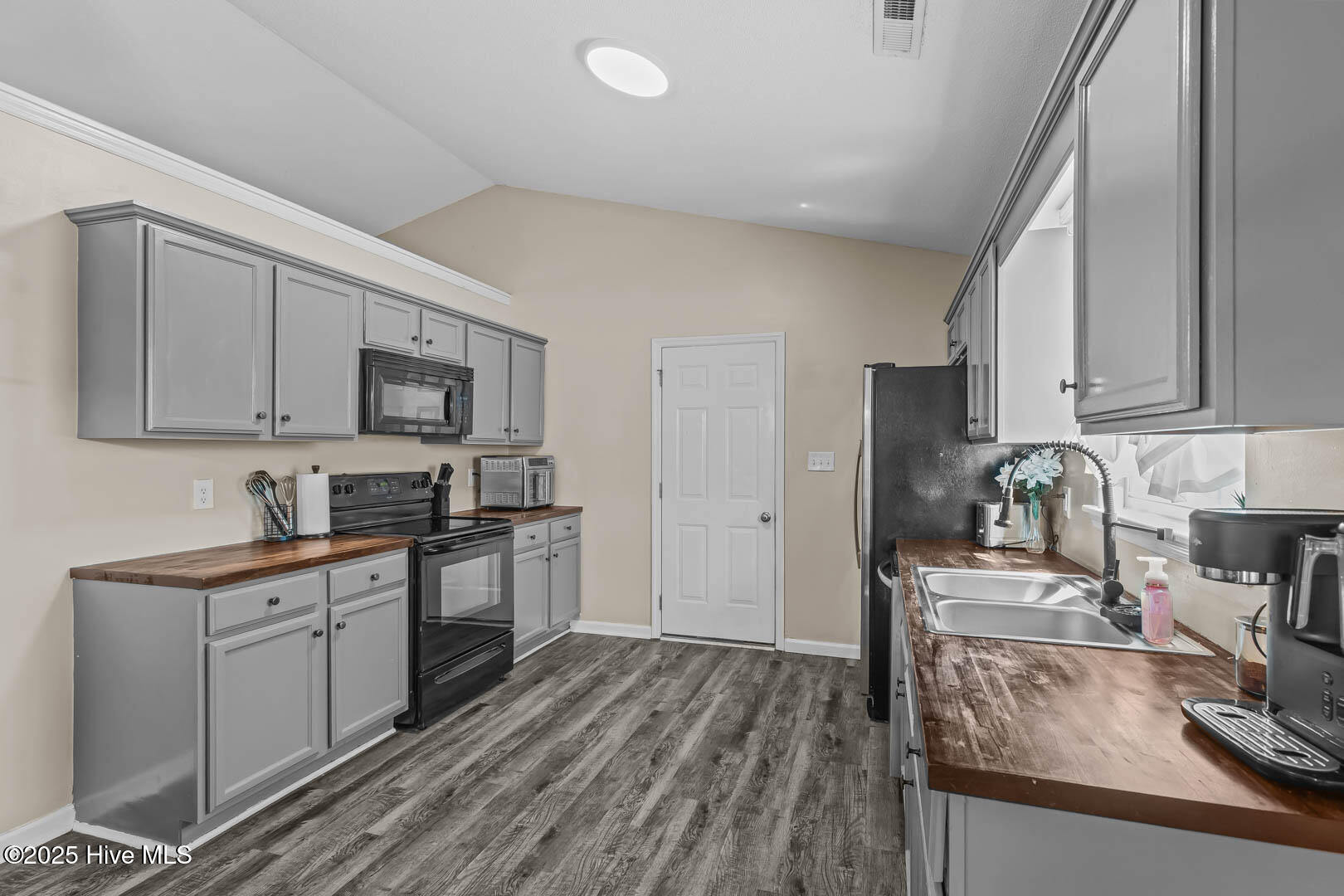 100515943 | Photo 12