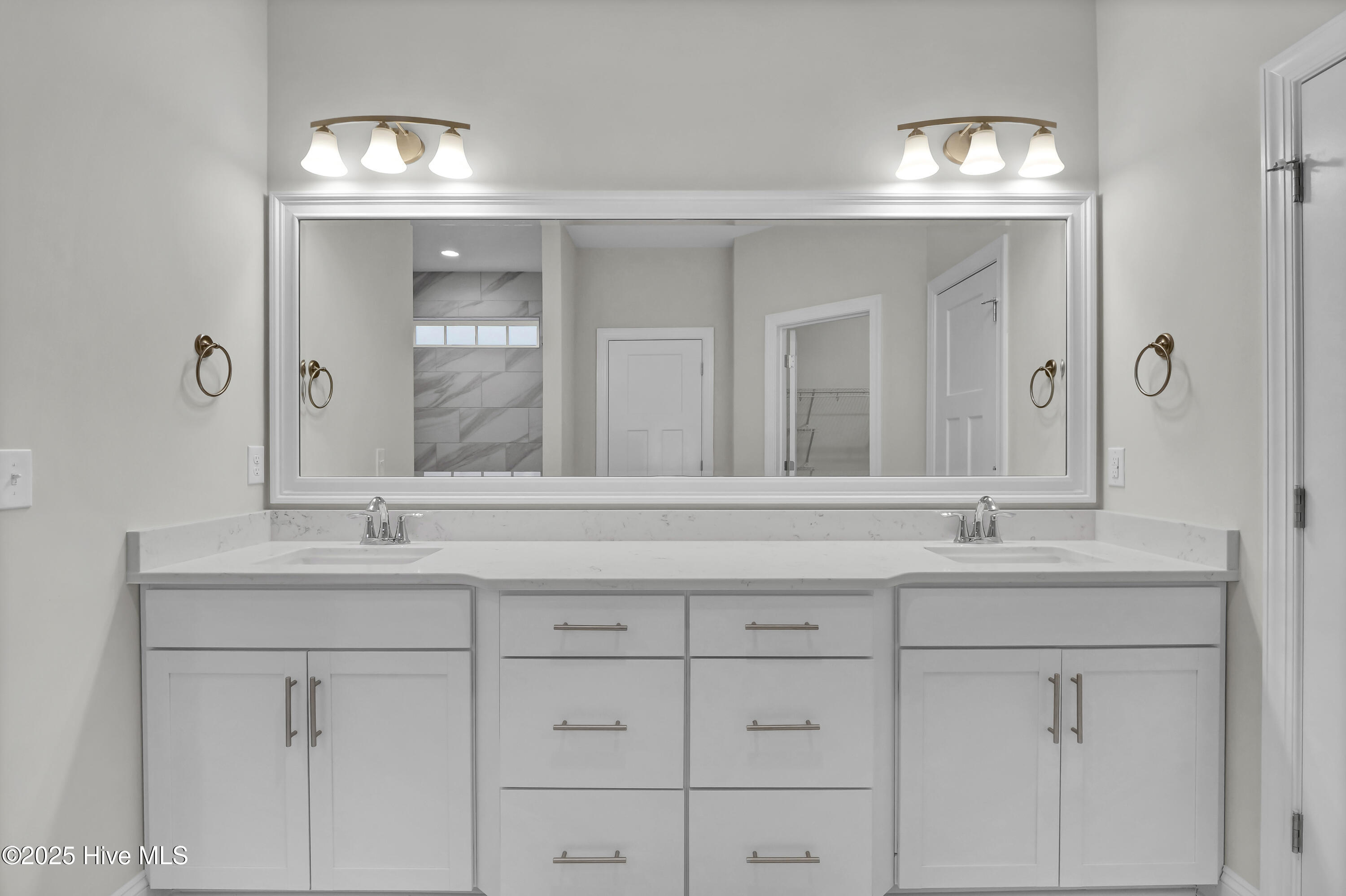 100477077 | Photo 16