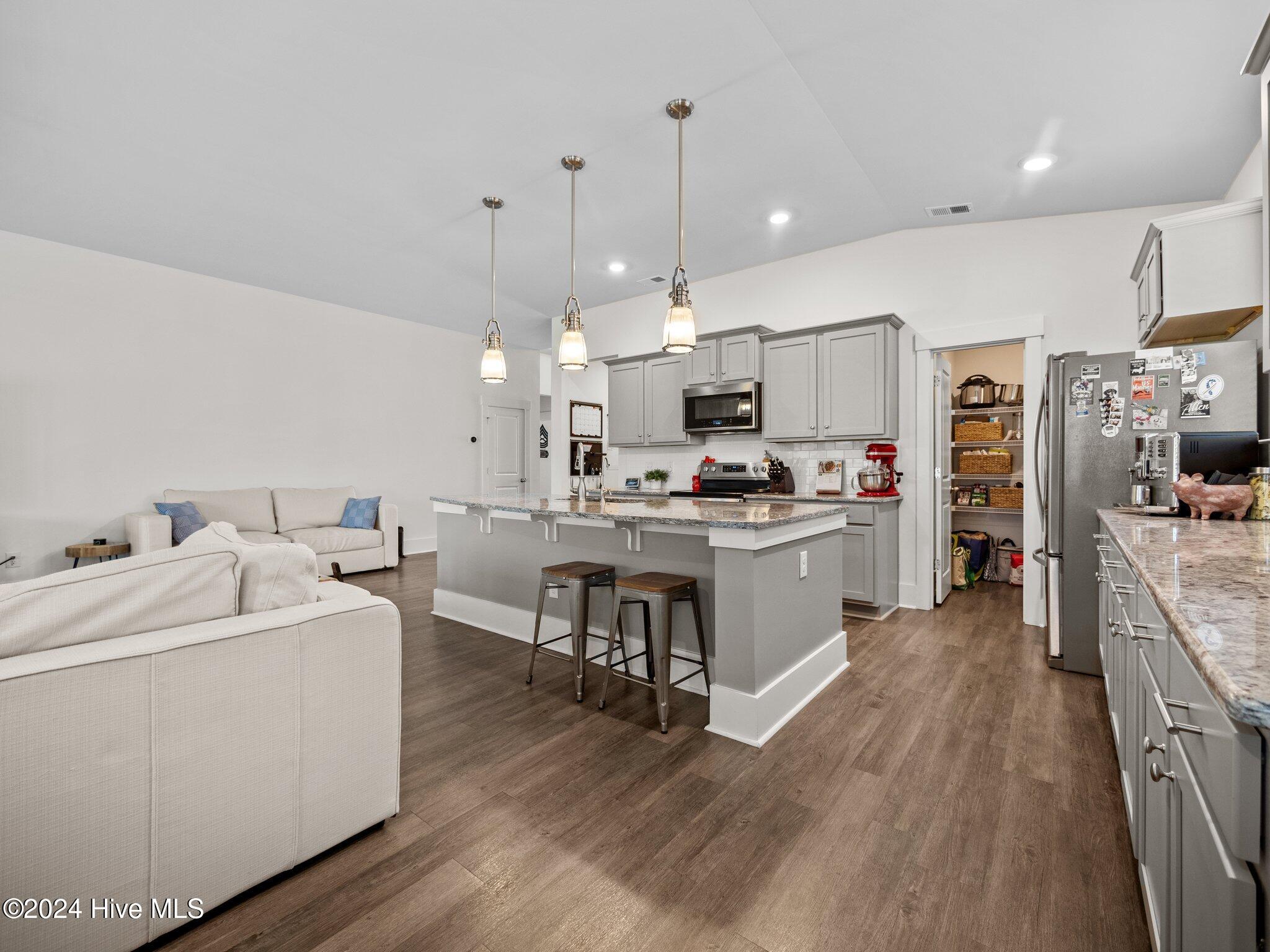 100562894 | Photo 27