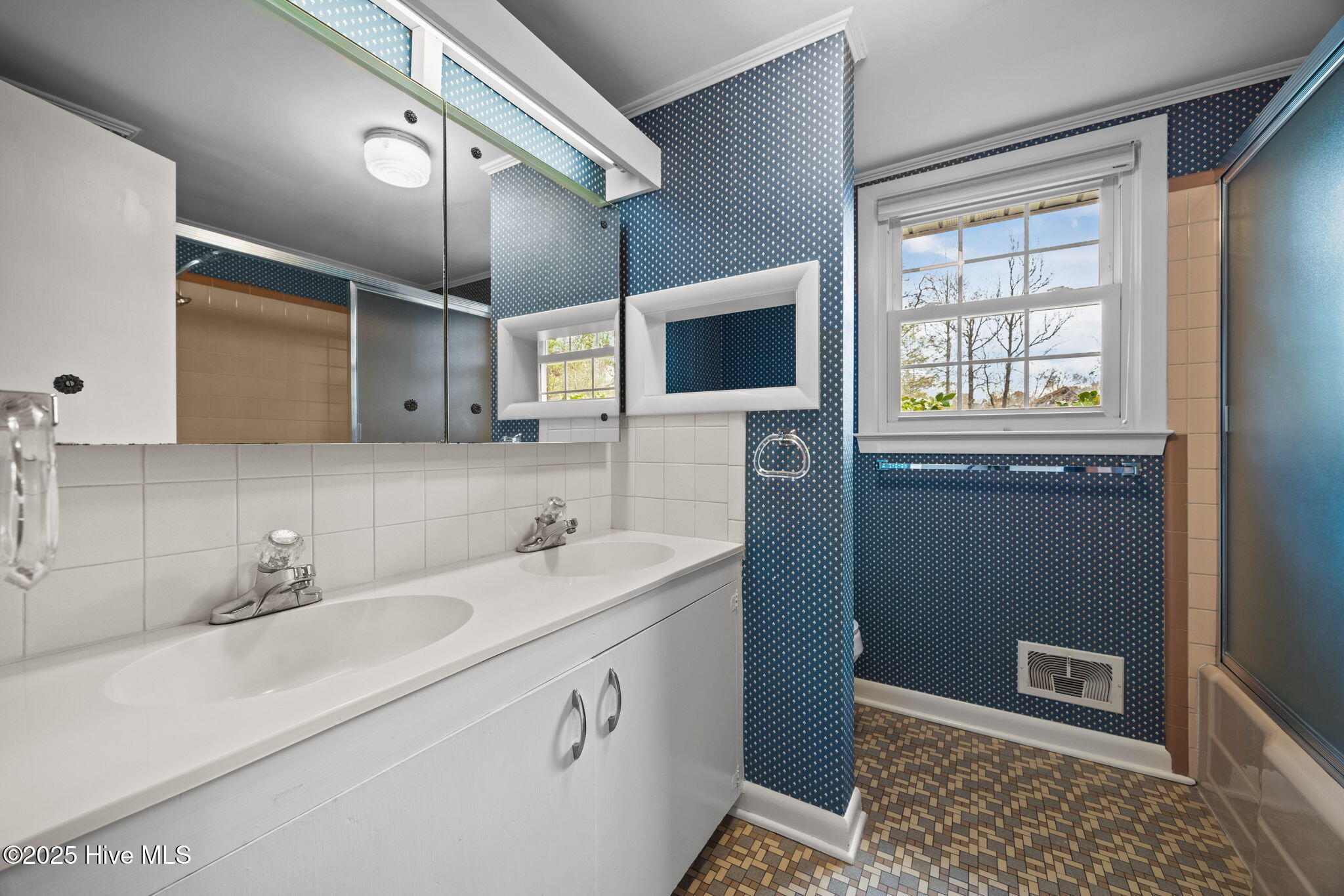 100544163 | Photo 25