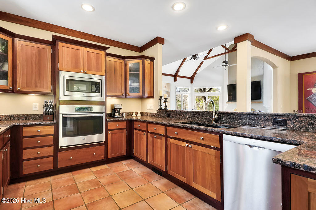 100564190 | Photo 21