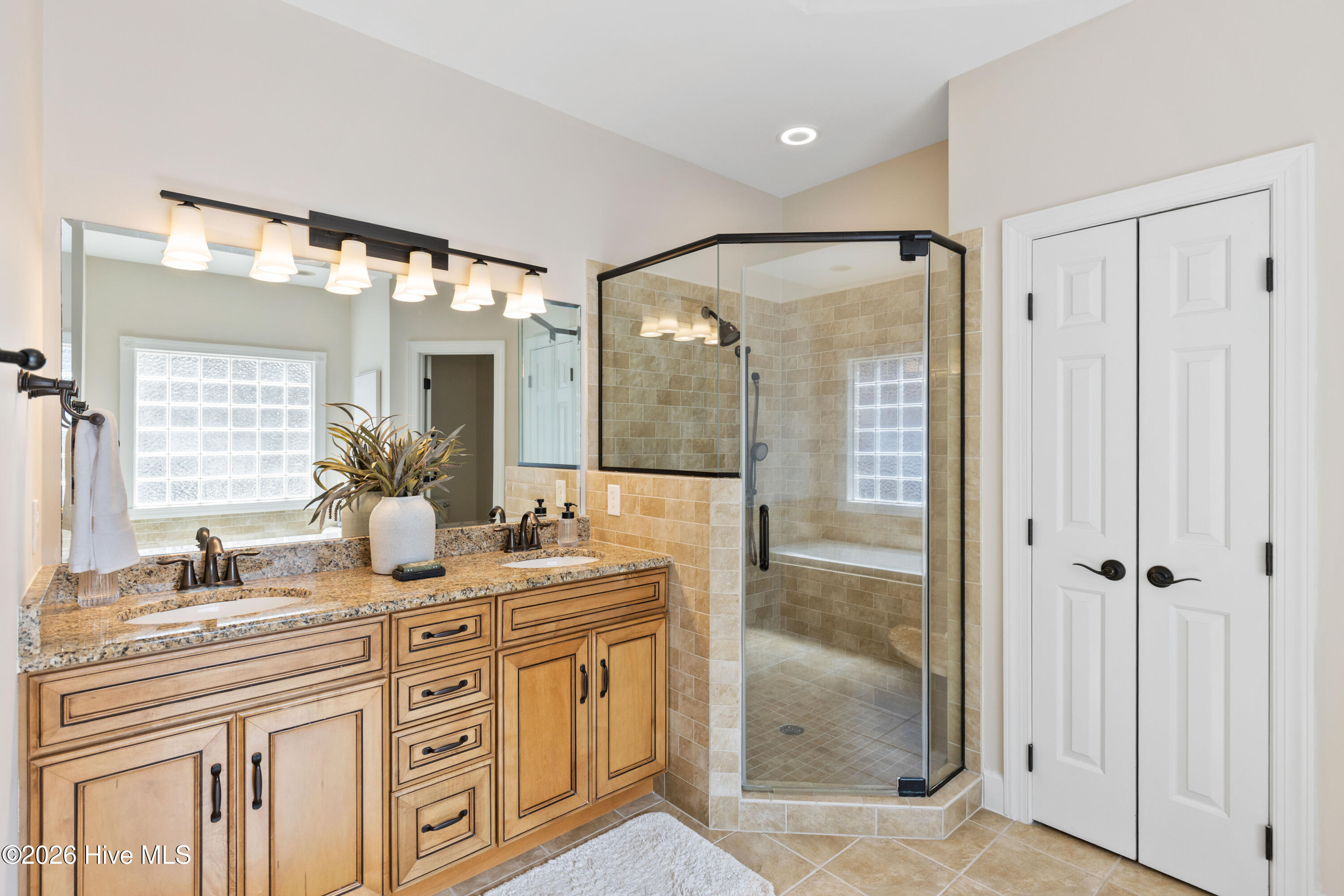 100560916 | Photo 43