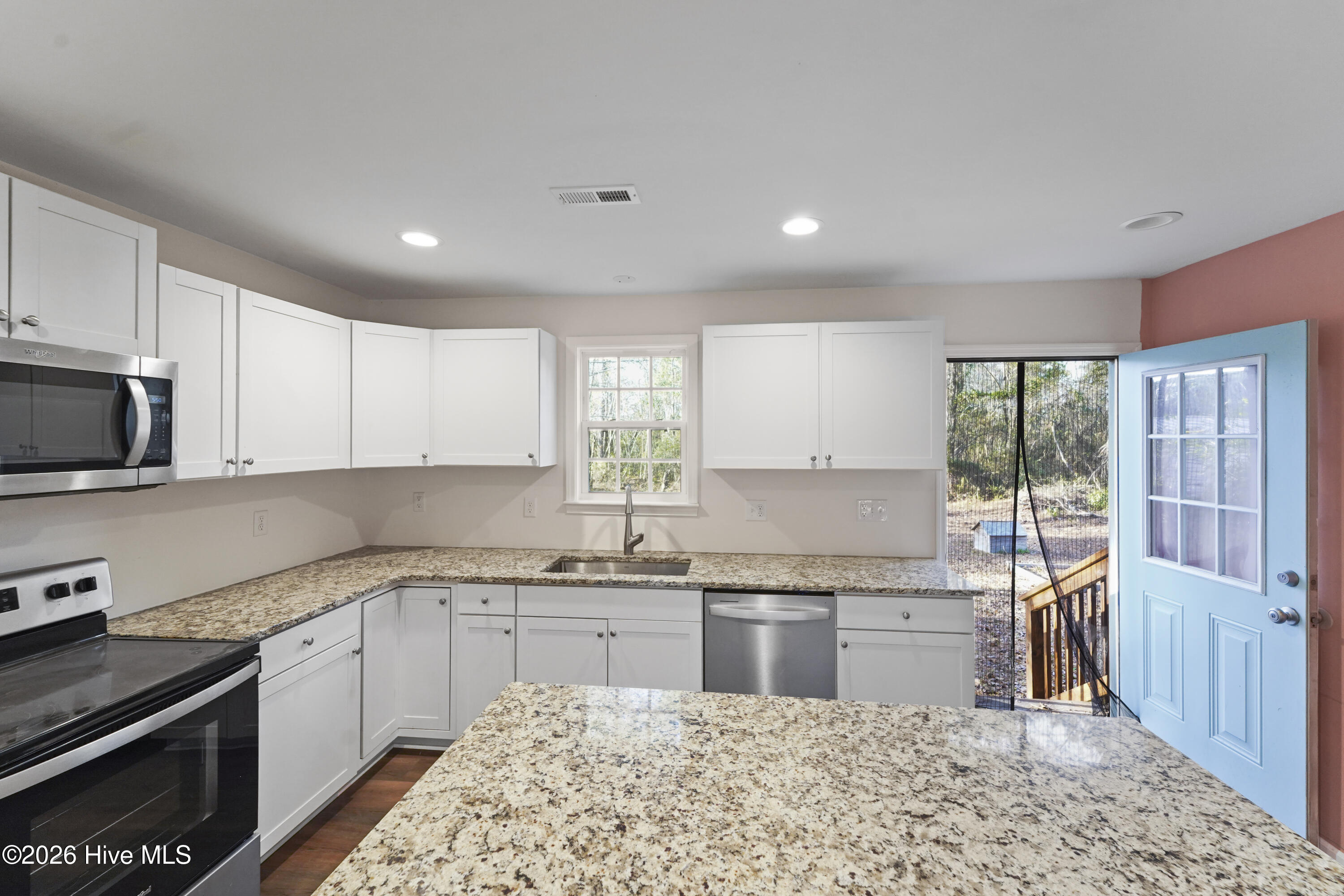 100548487 | Photo 19