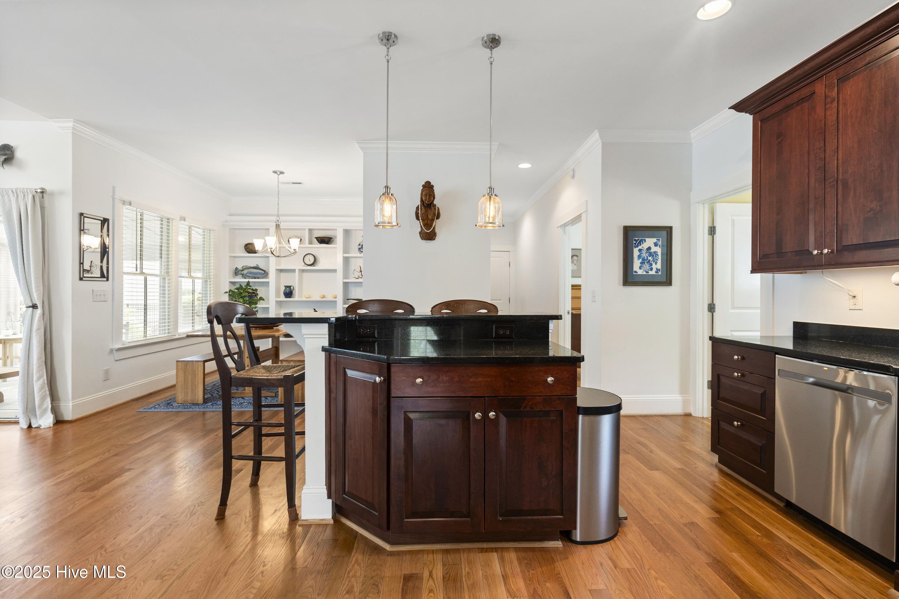 100545789 | Photo 13