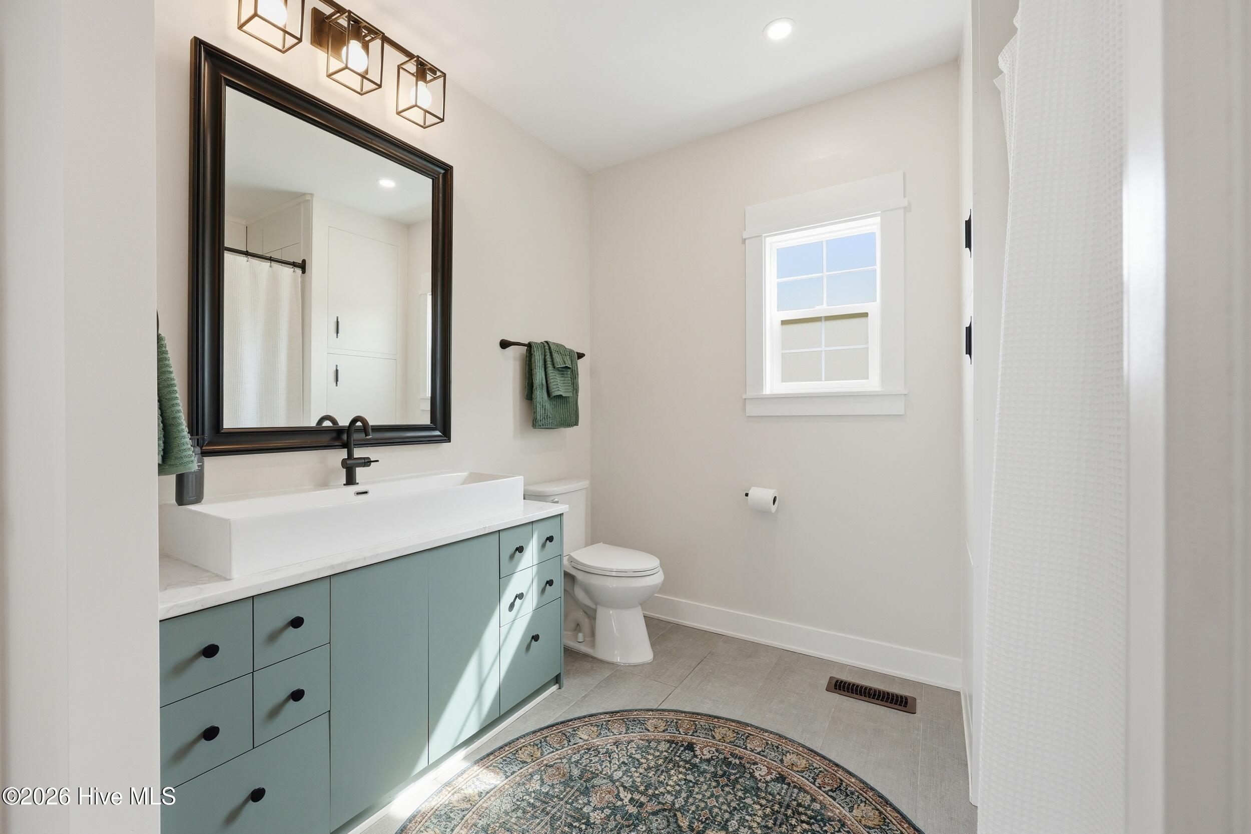 100562935 | Photo 27