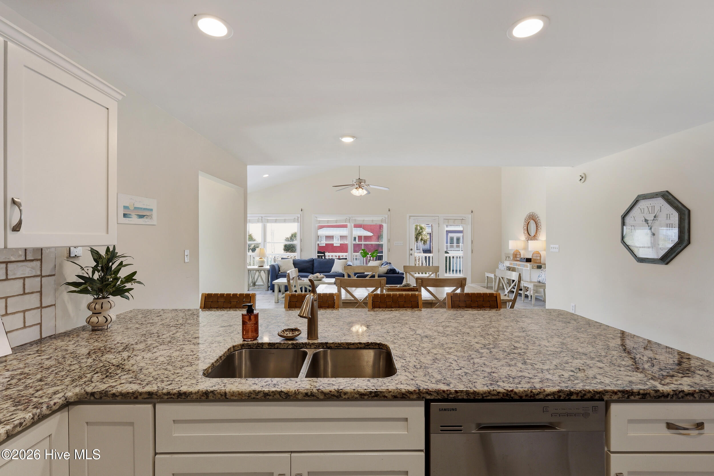 100561472 | Photo 20