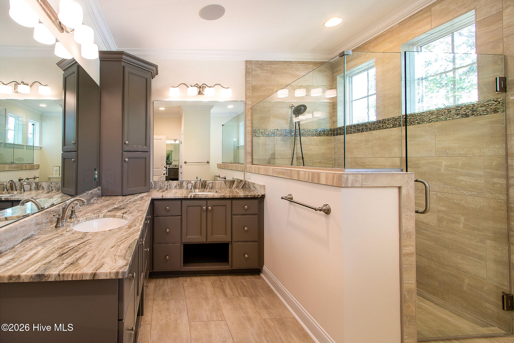 100568588 | Photo 32