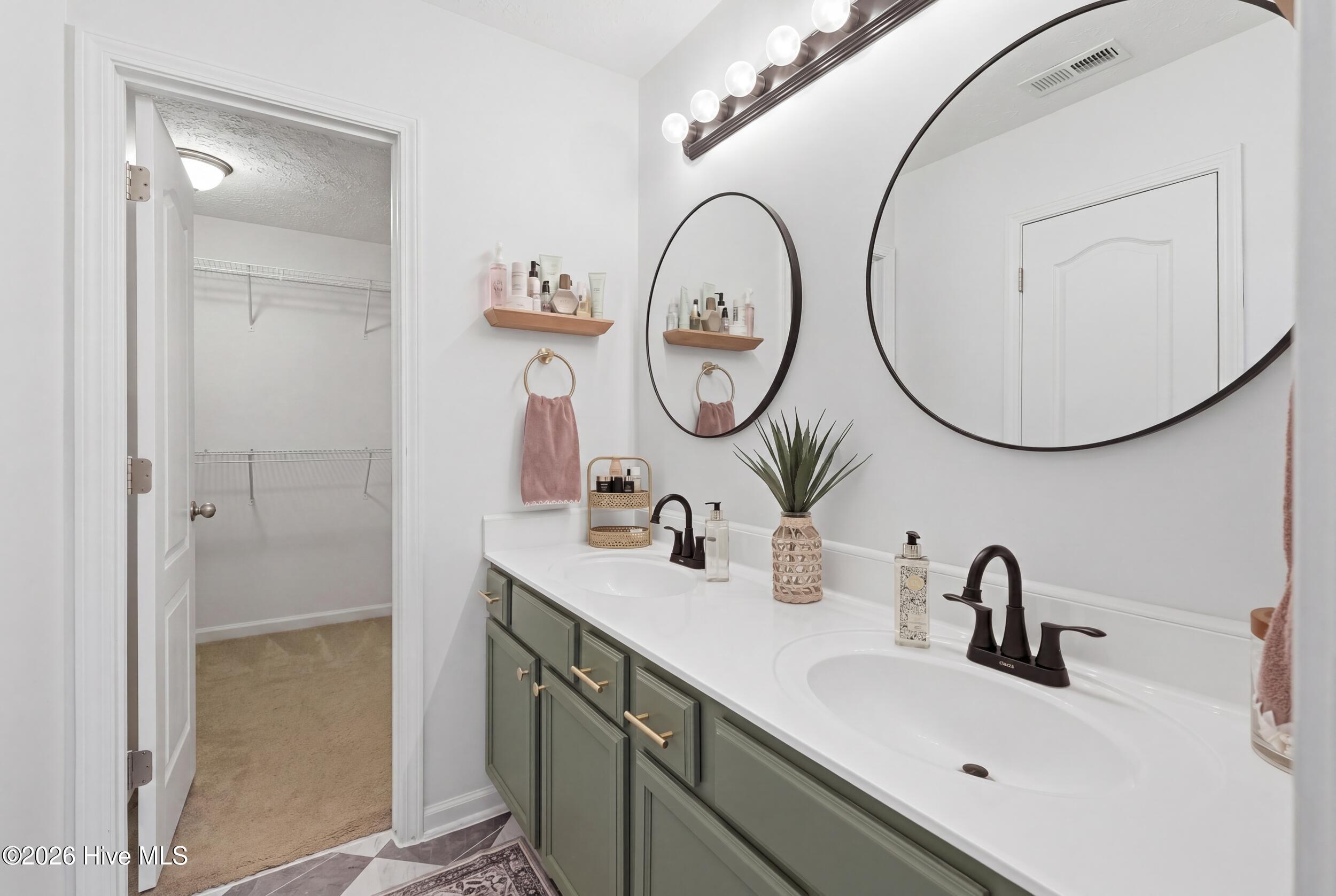 100567725 | Photo 23