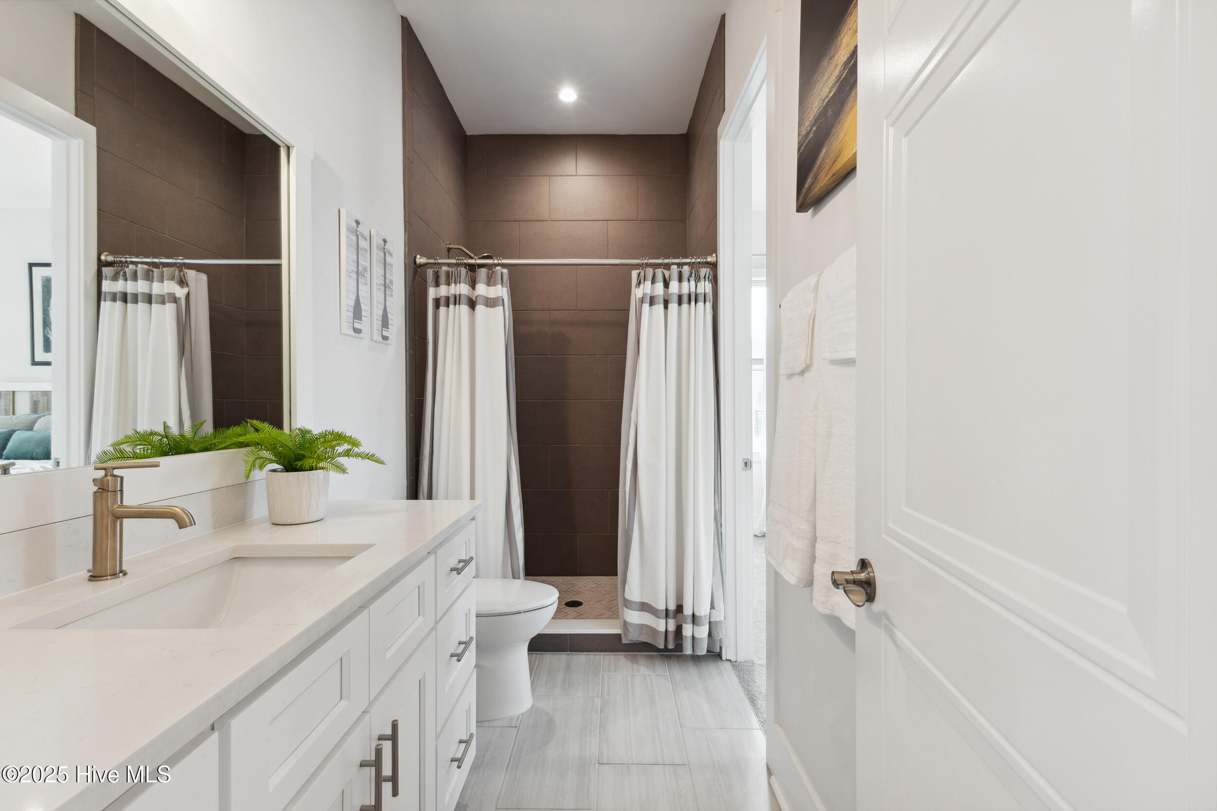 100553970 | Photo 26