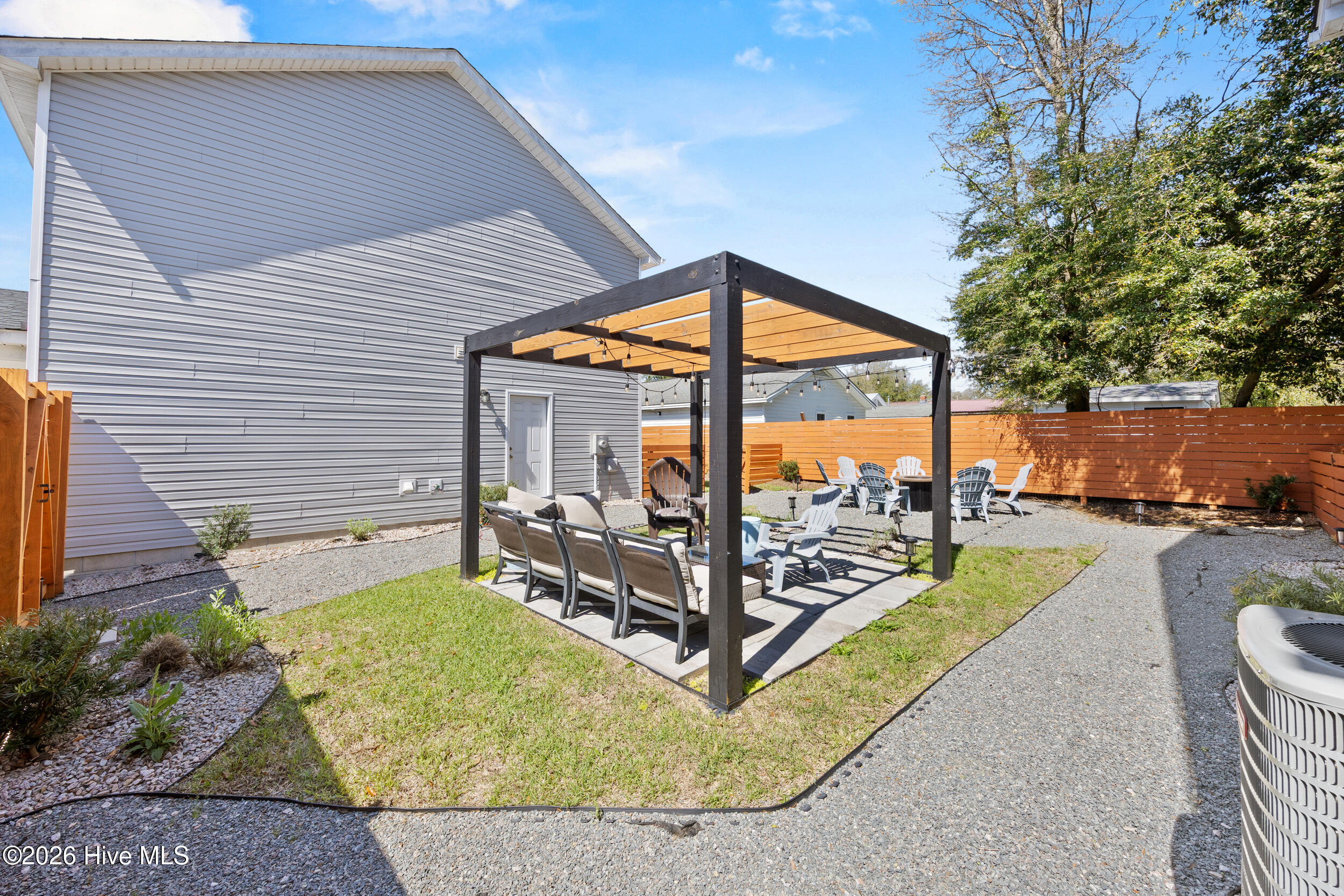 100563467 | Photo 31