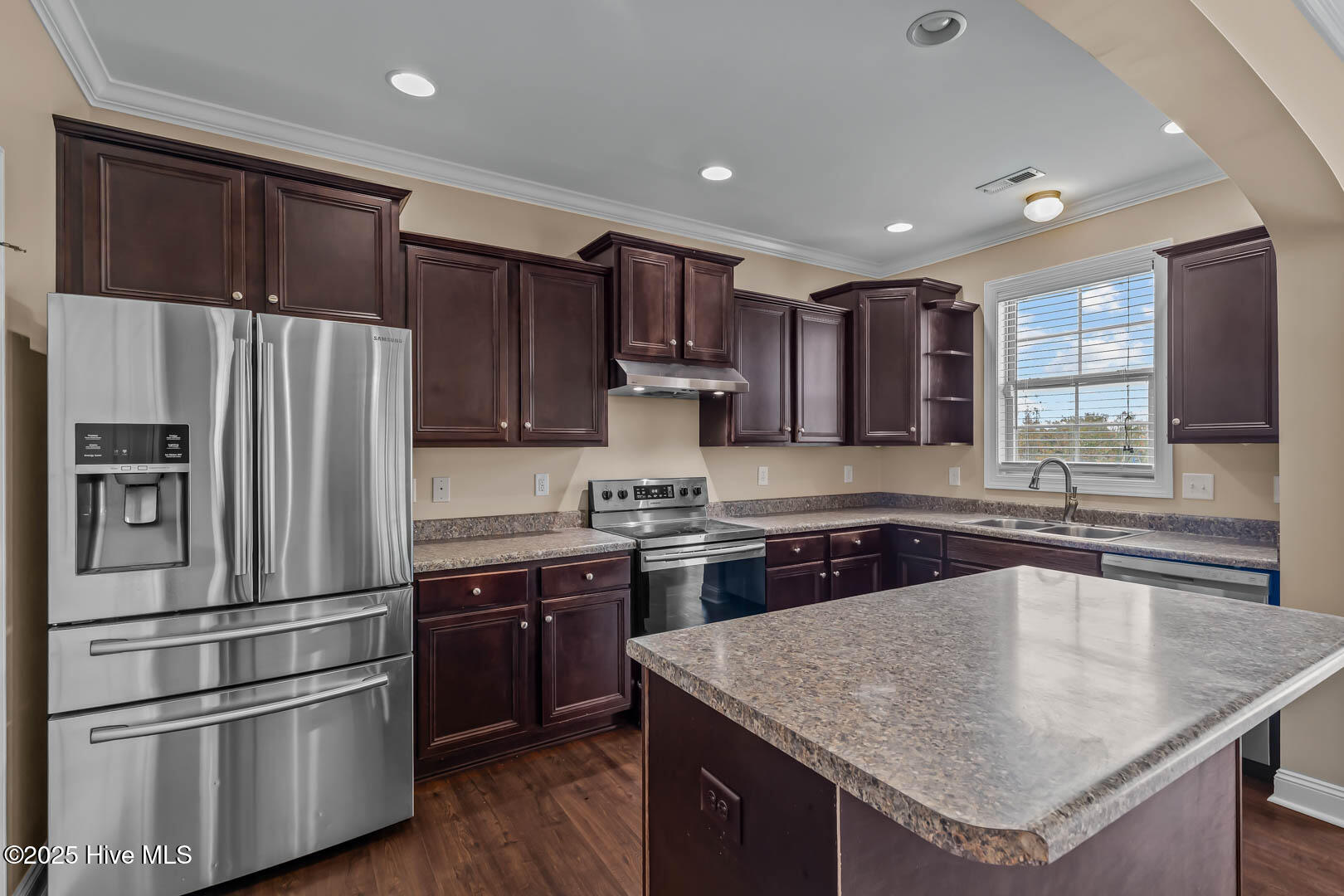 100532827 | Photo 23