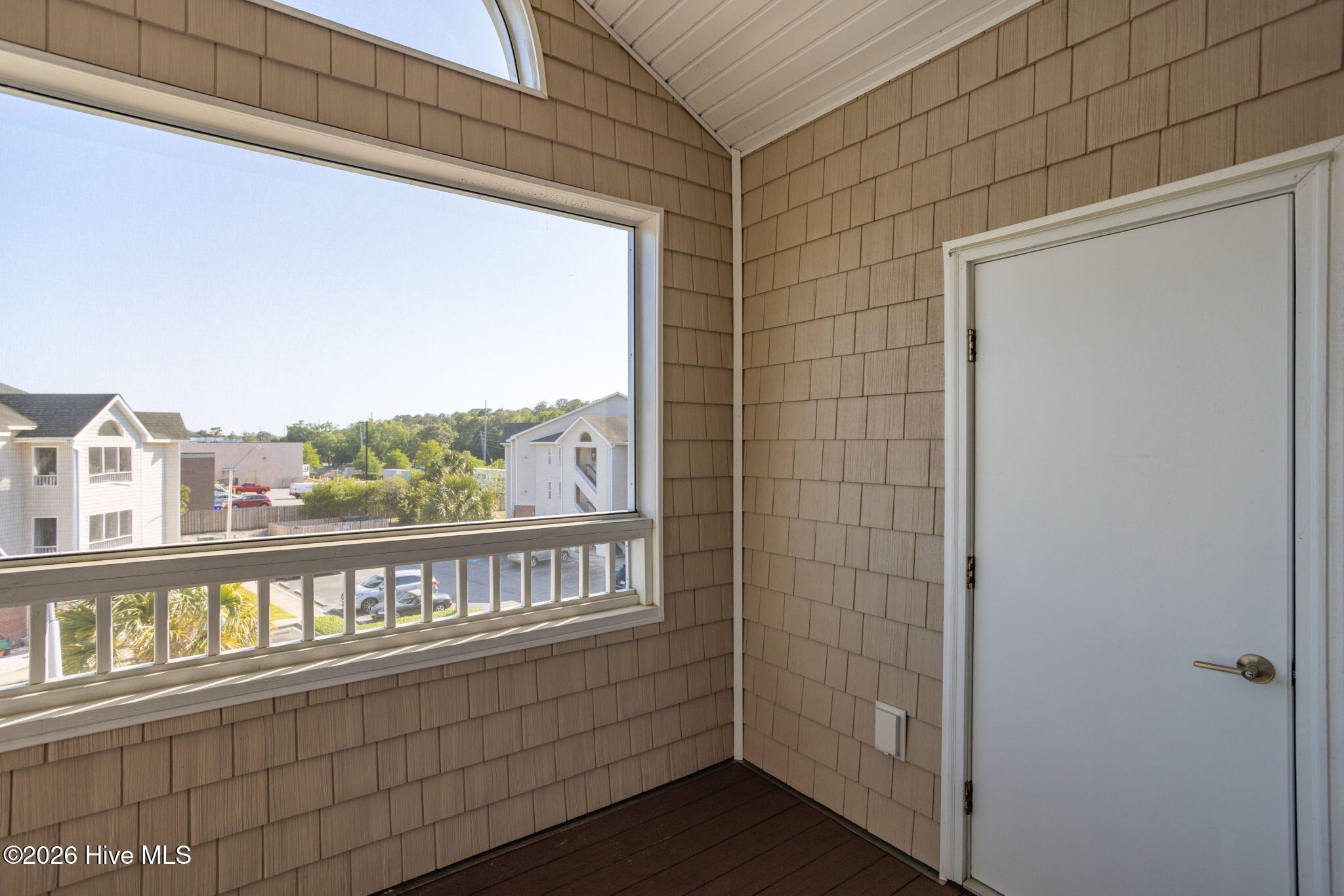 100570113 | Photo 23