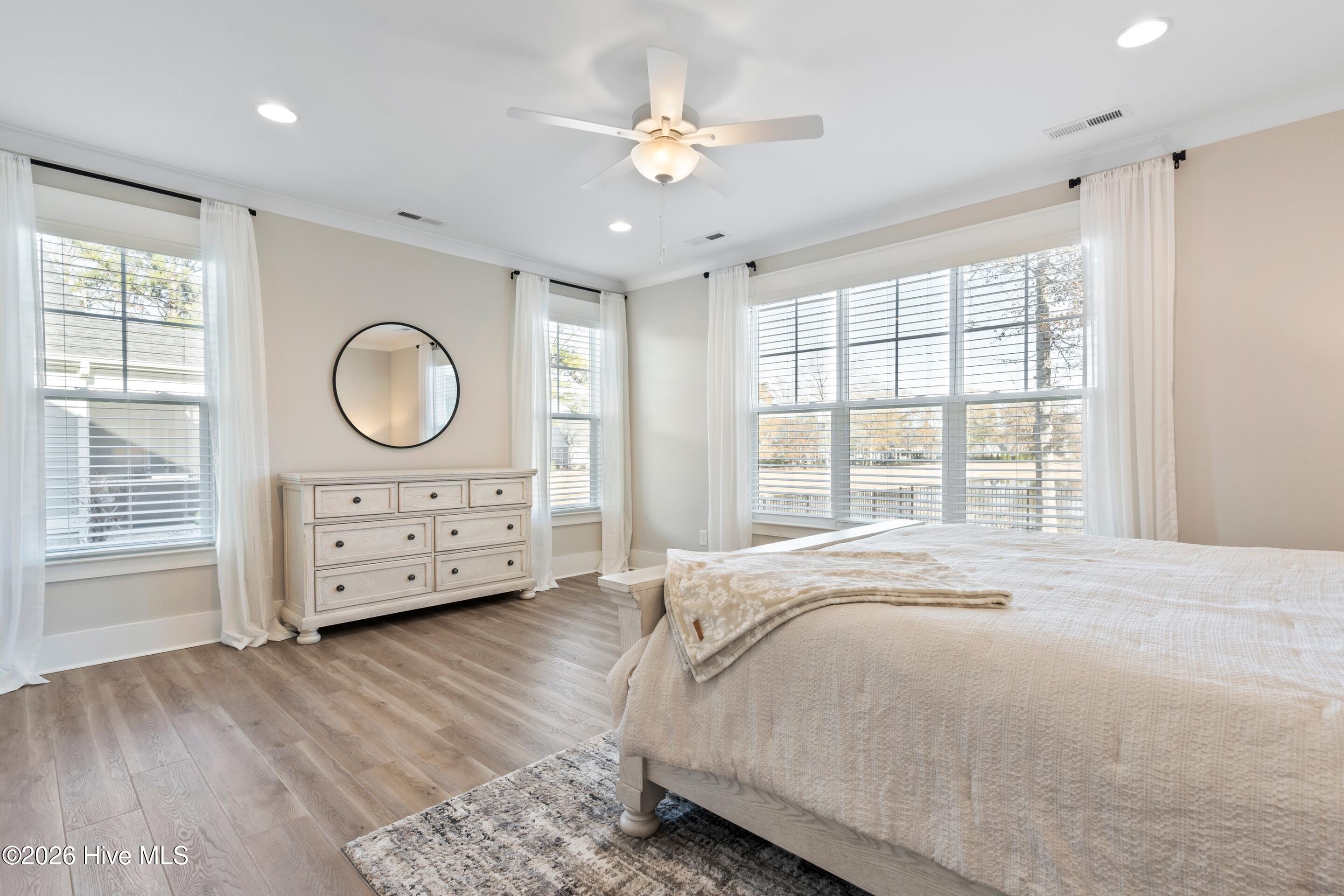 100549820 | Photo 12