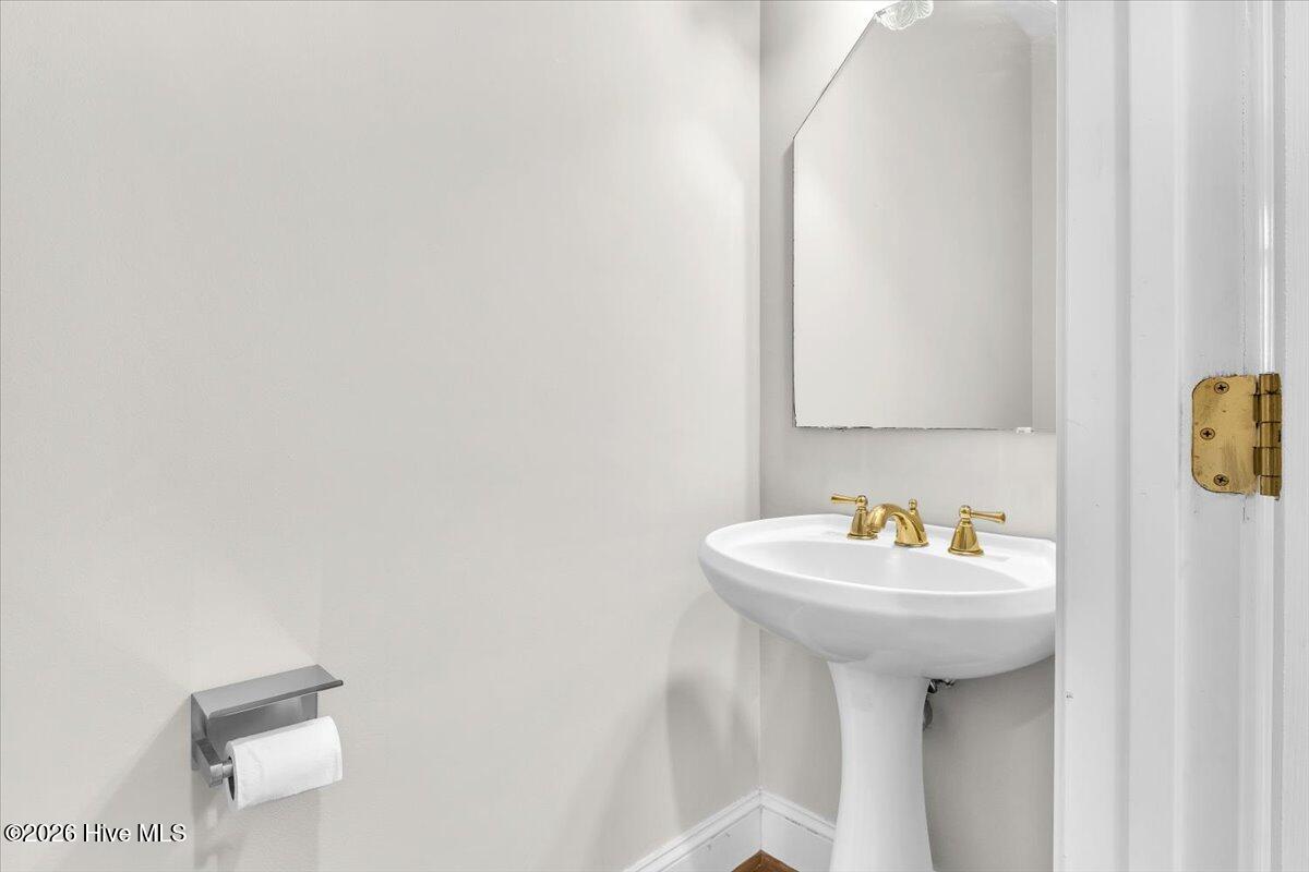 100564445 | Photo 22