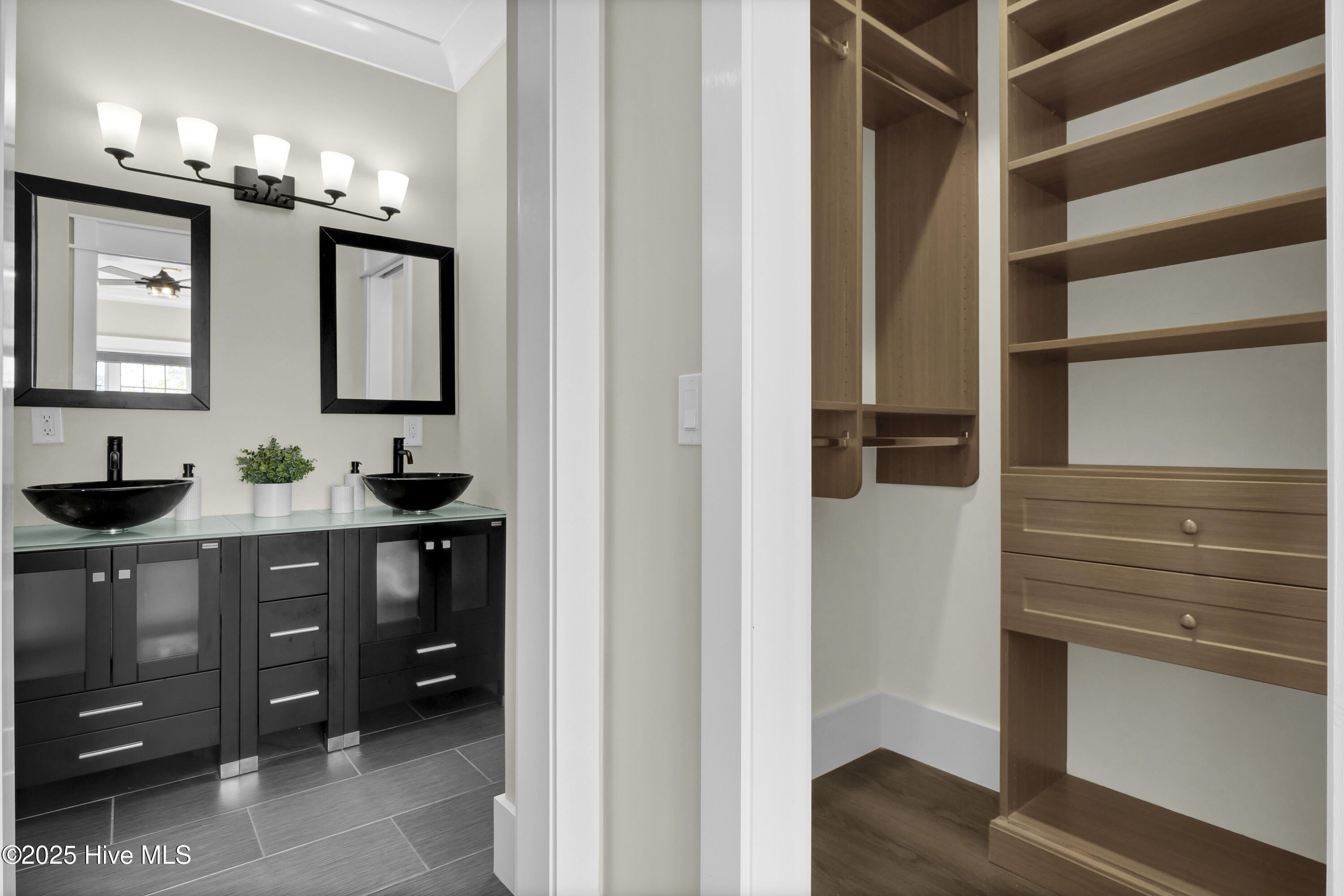 100543040 | Photo 26