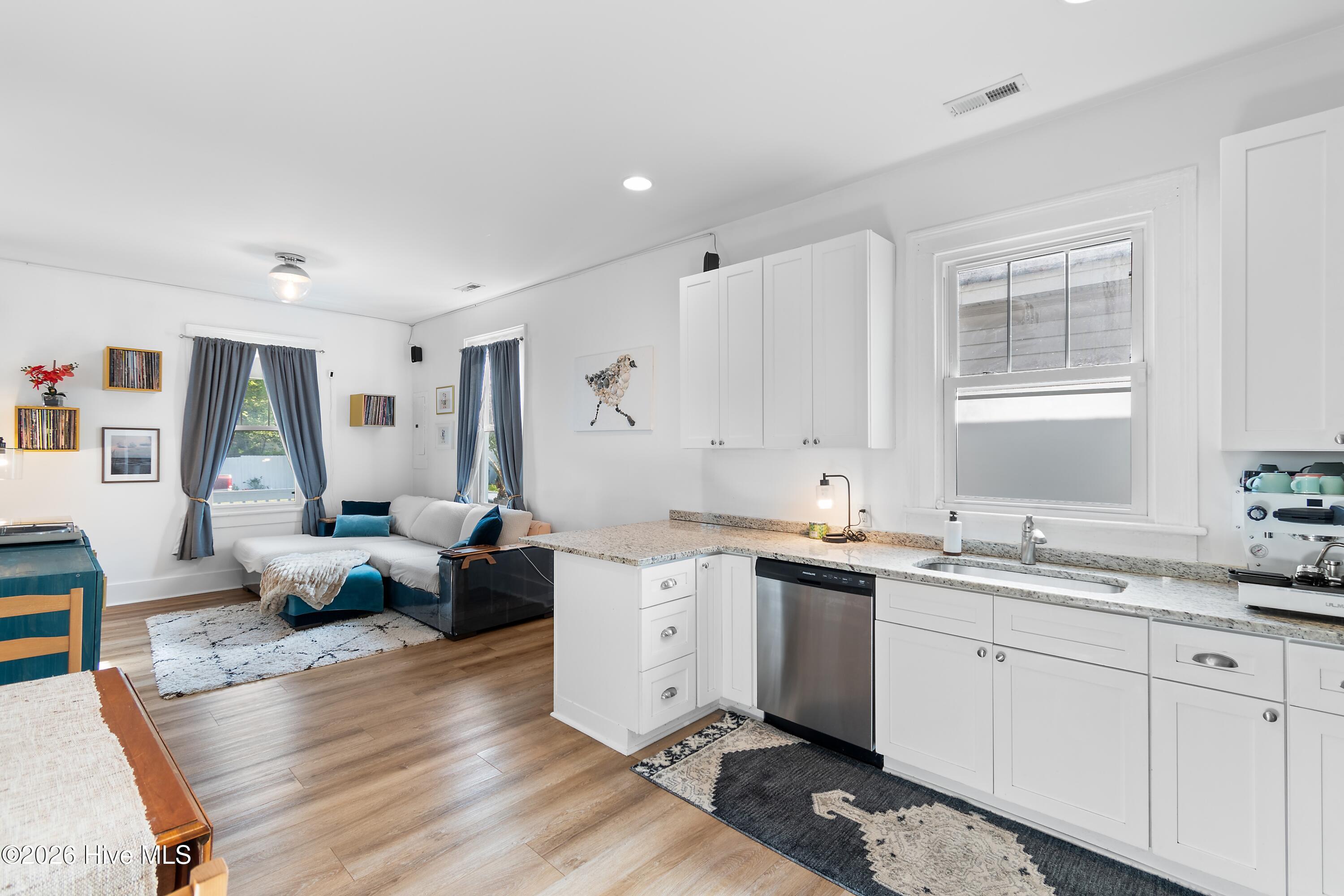 100568086 | Photo 17