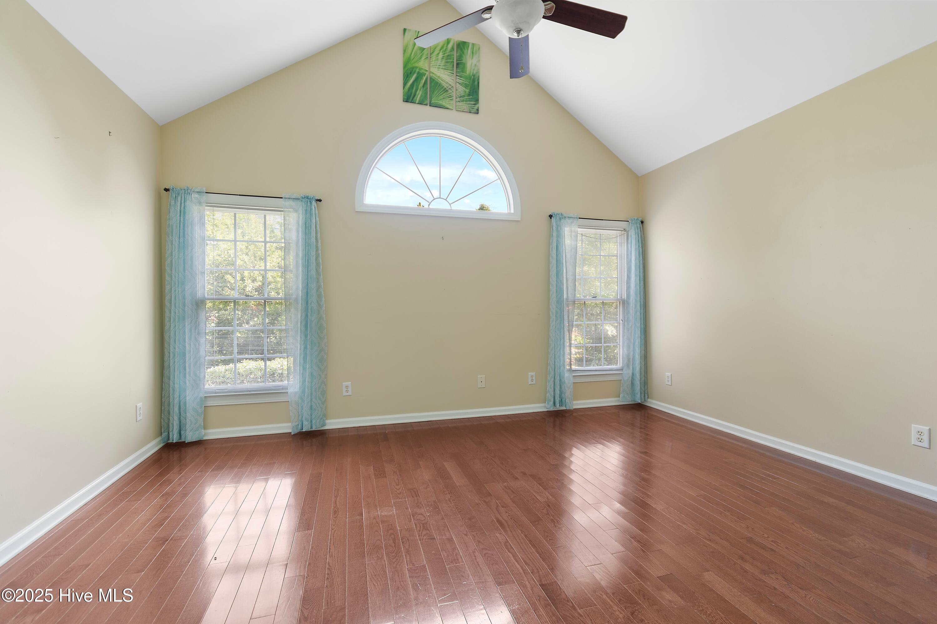 100535708 | Photo 25