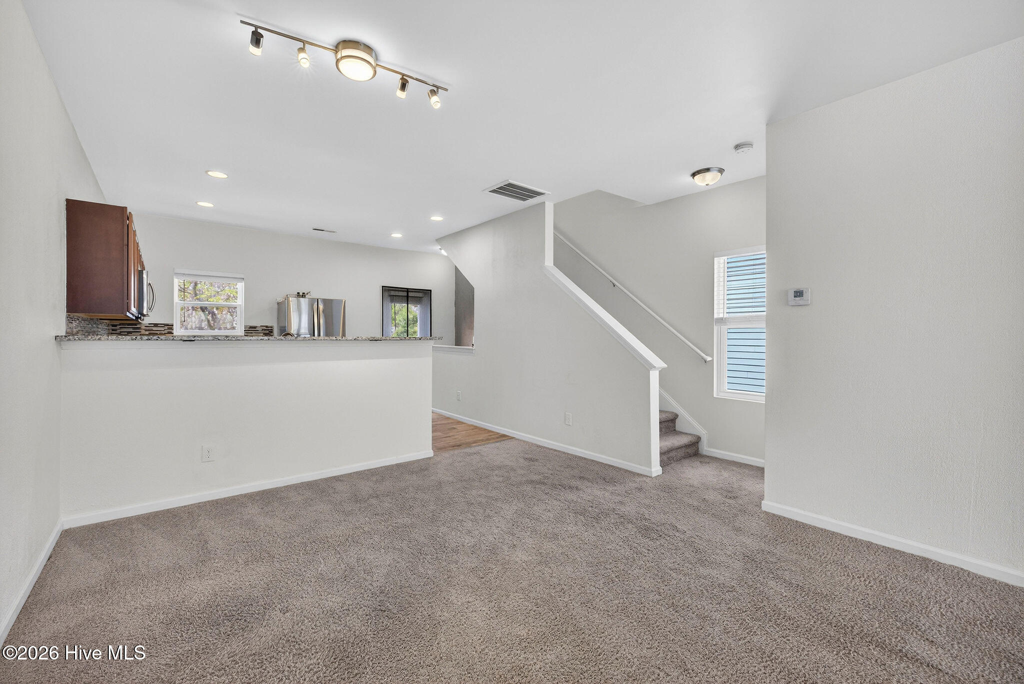 100563693 | Photo 21