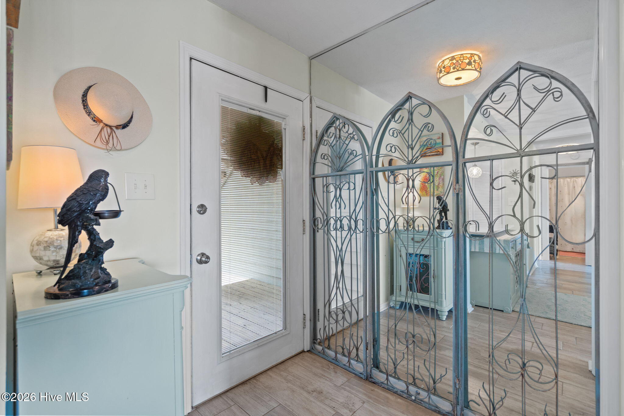 100563090 | Photo 21