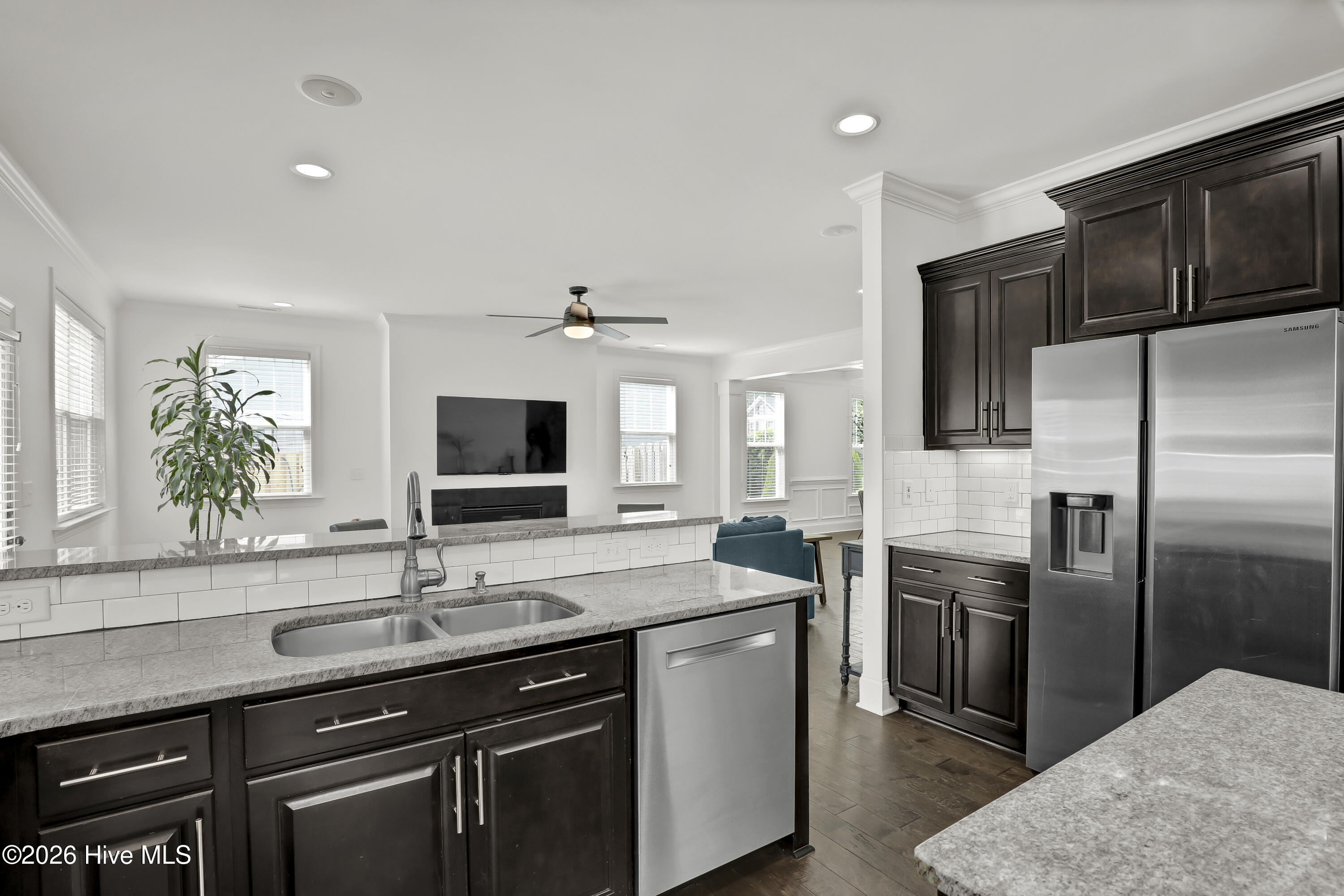 100569248 | Photo 13