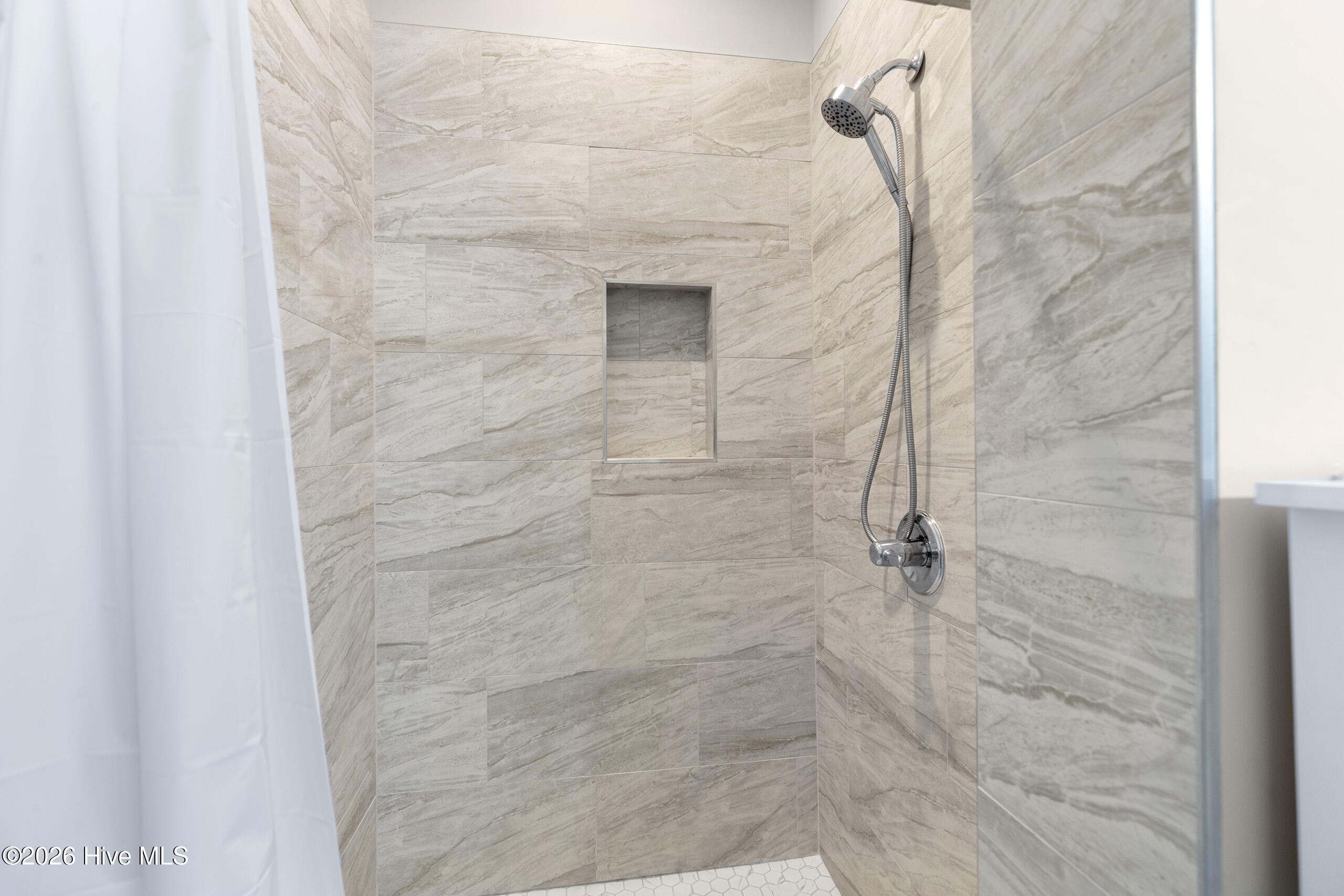 100561954 | Photo 18