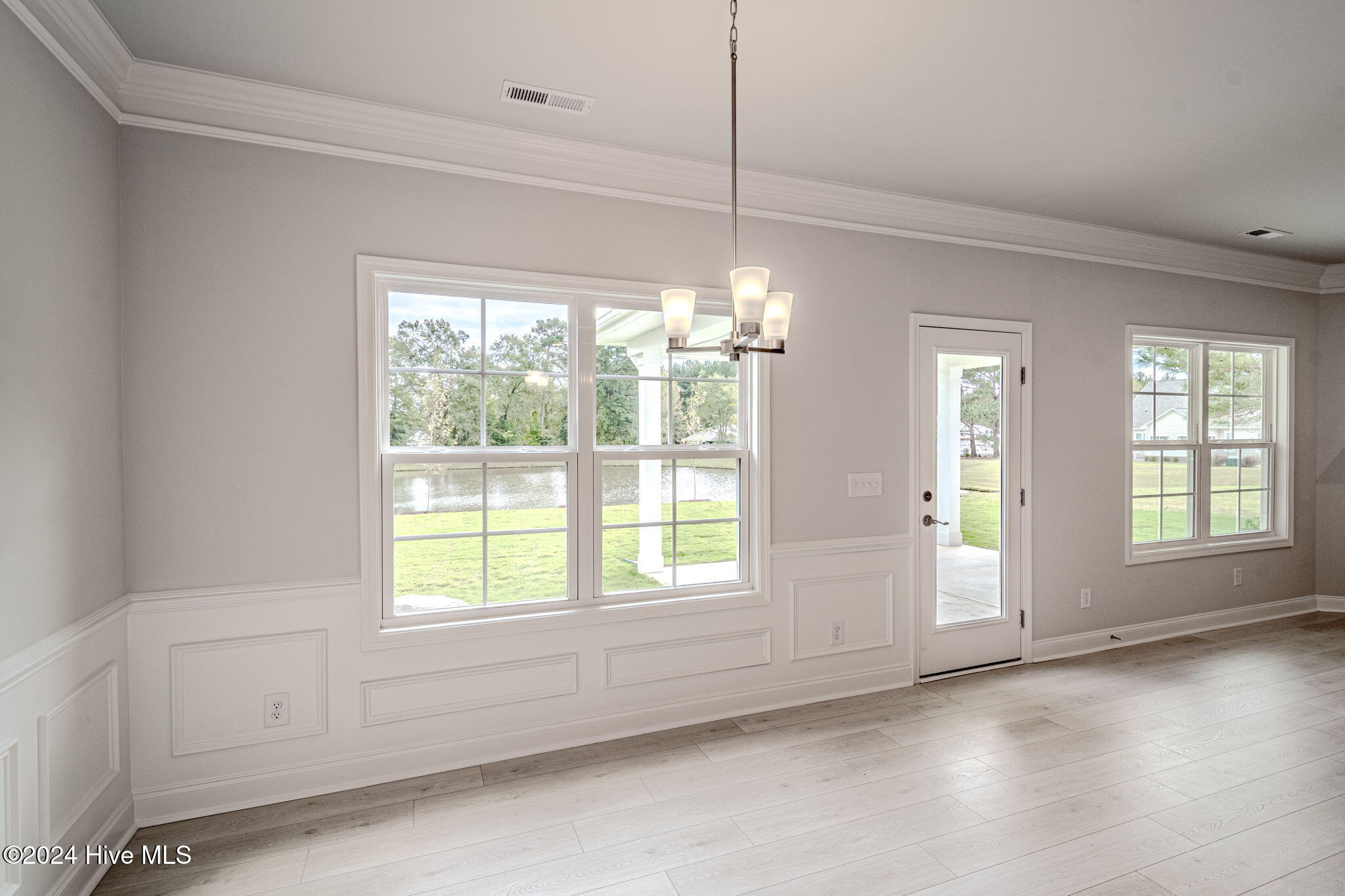 100548515 | Photo 16