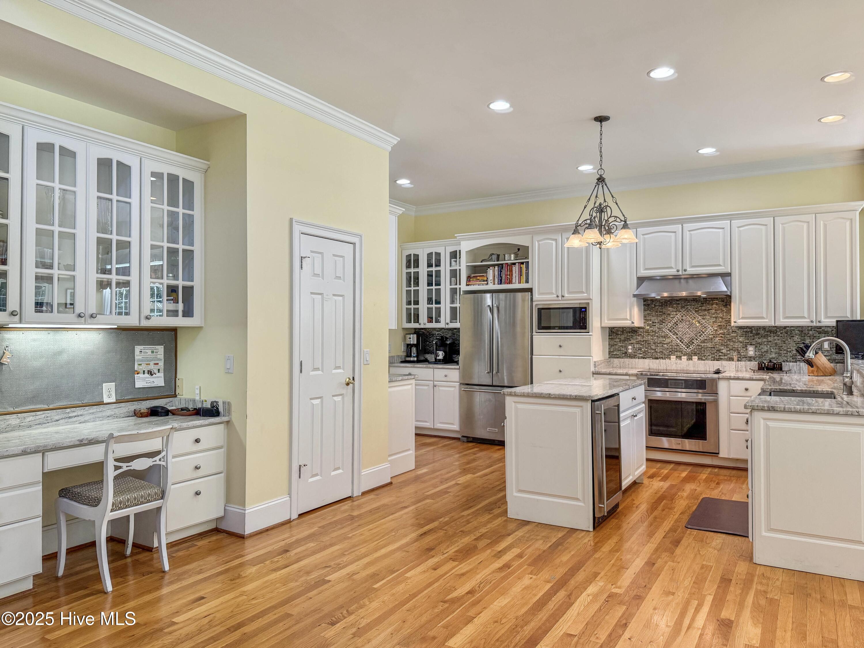 100530340 | Photo 24