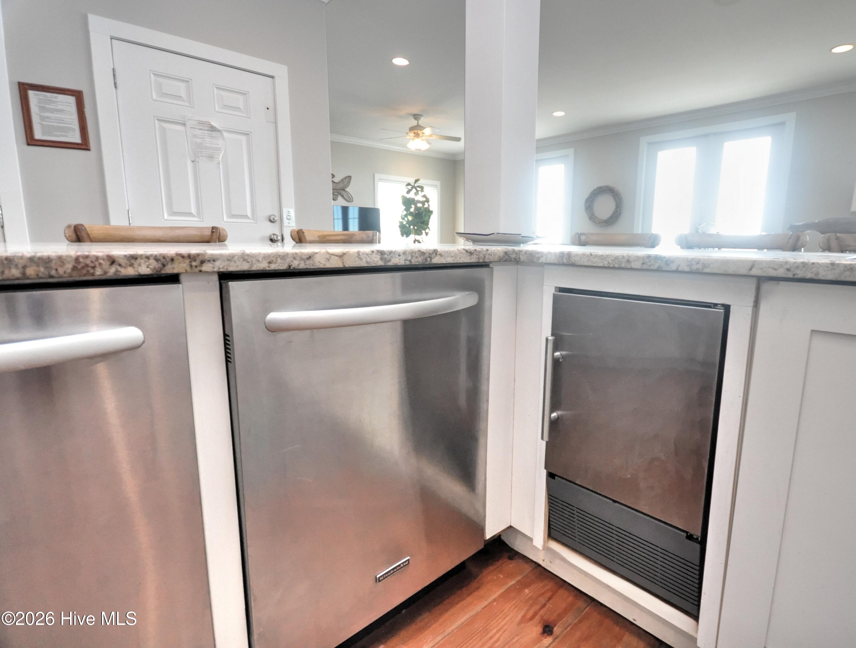 100561409 | Photo 17