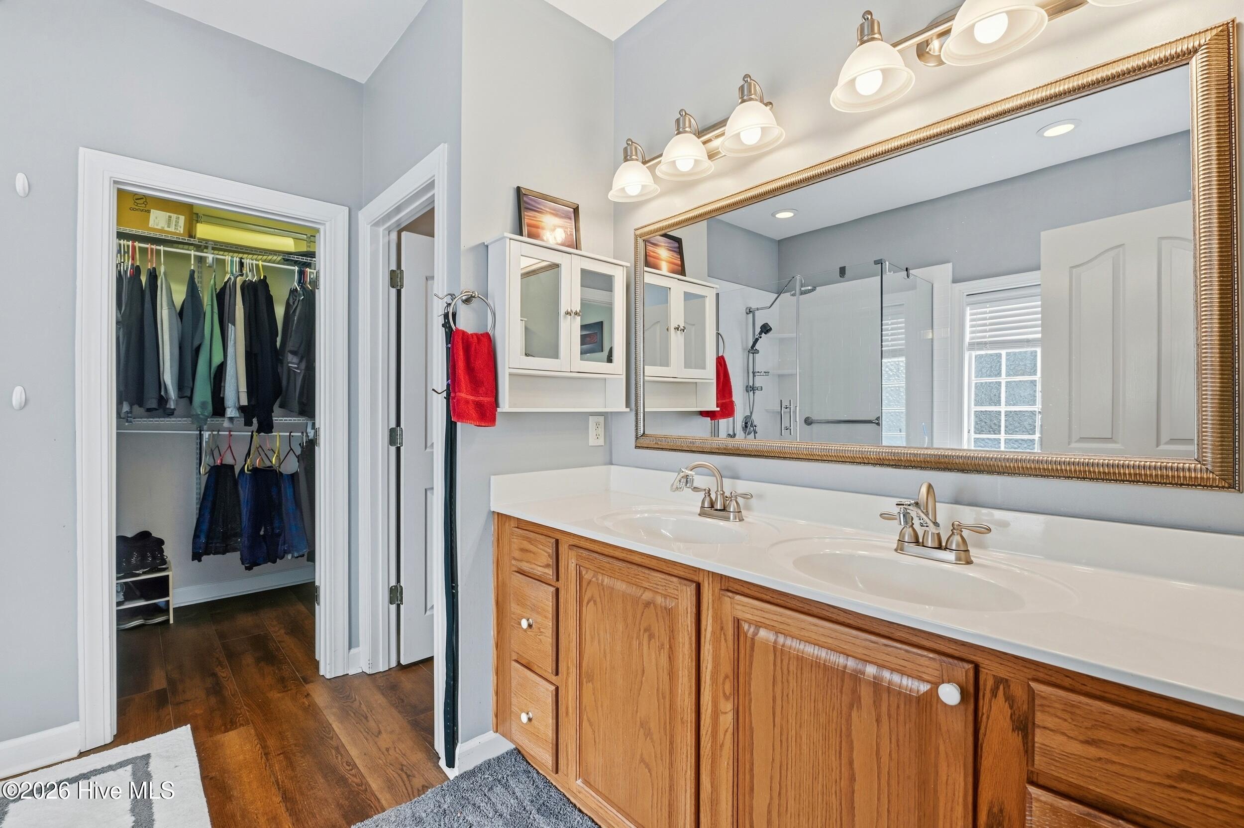 100553802 | Photo 27