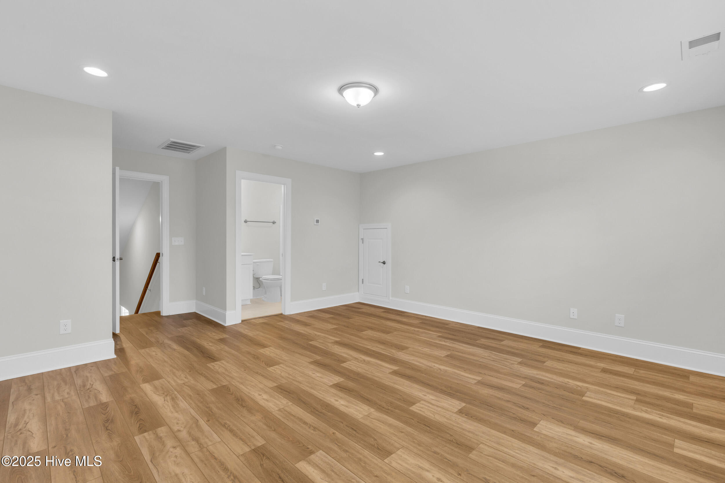 100532615 | Photo 30