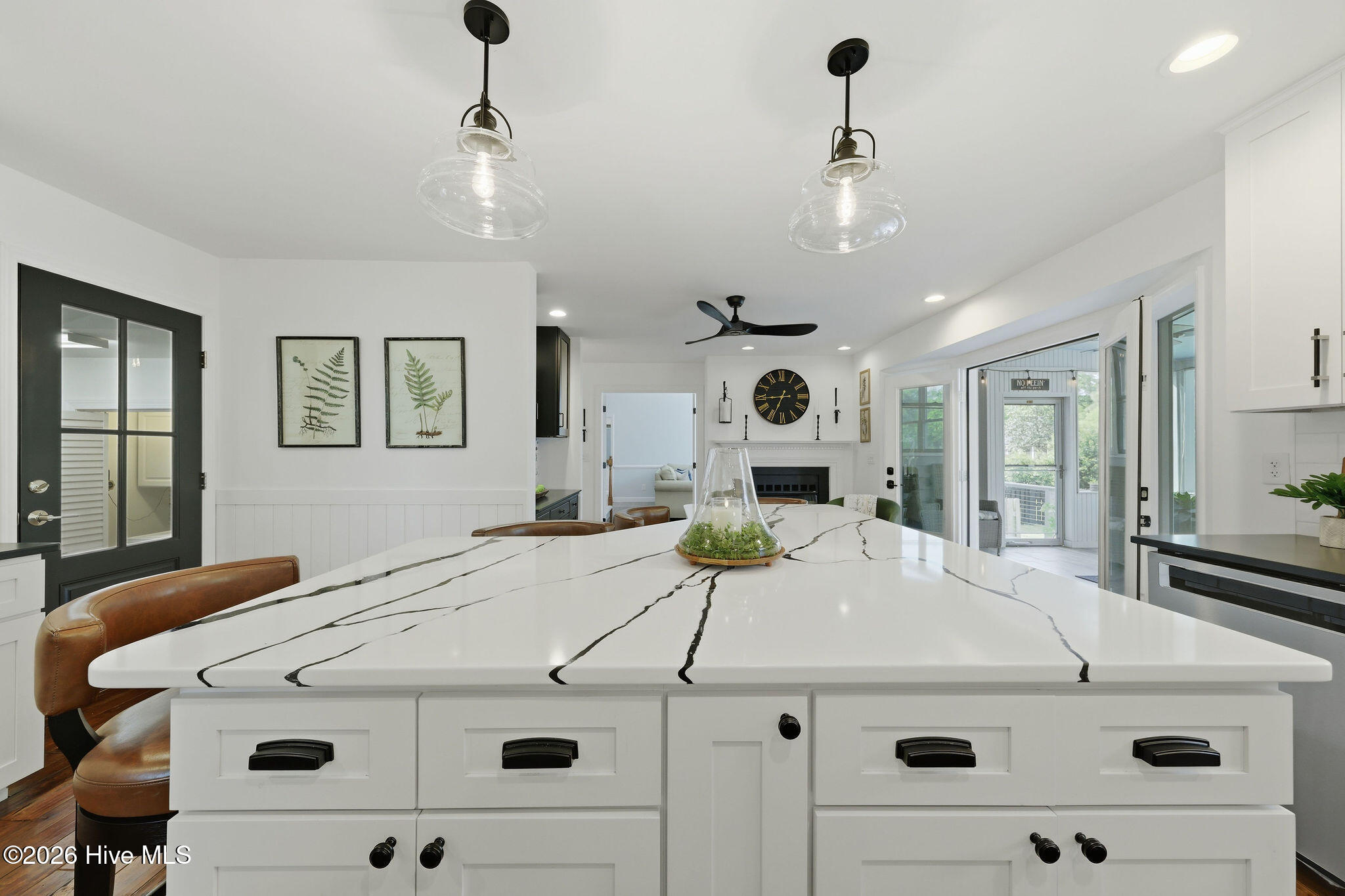 100567317 | Photo 34