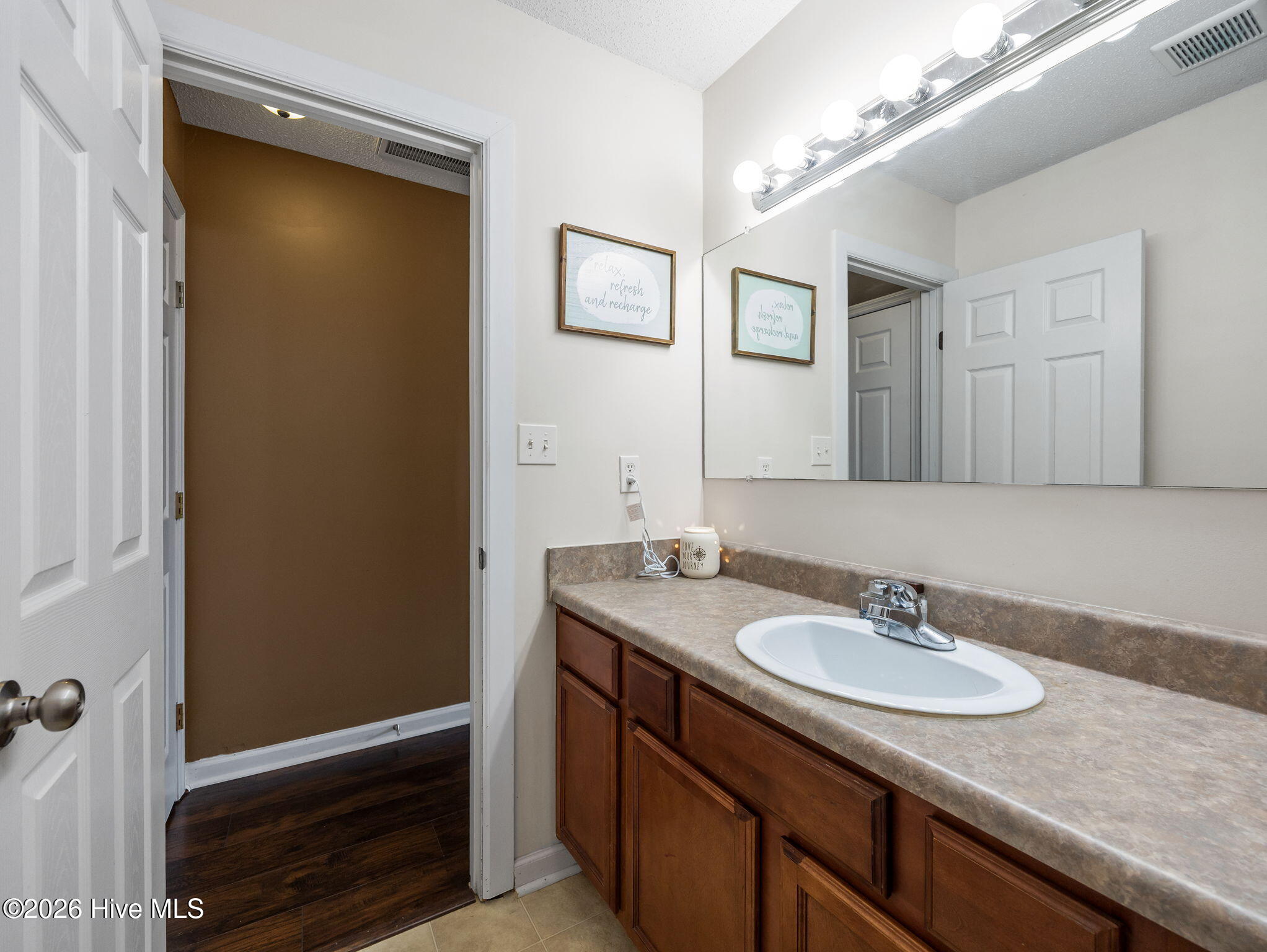 100568127 | Photo 10