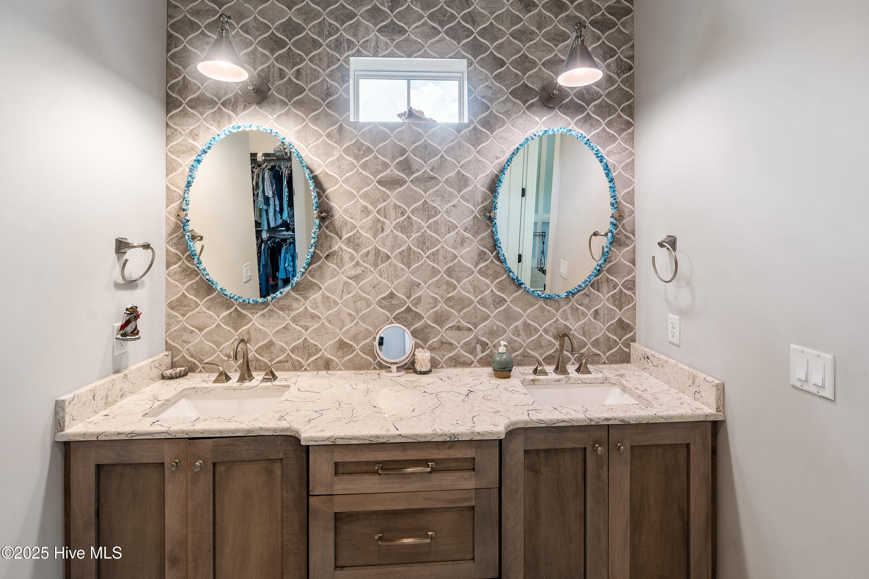 100554295 | Photo 26