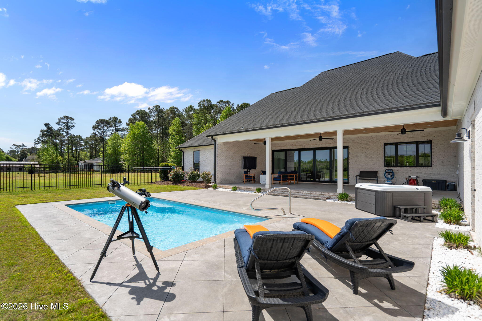 100566934 | Photo 64